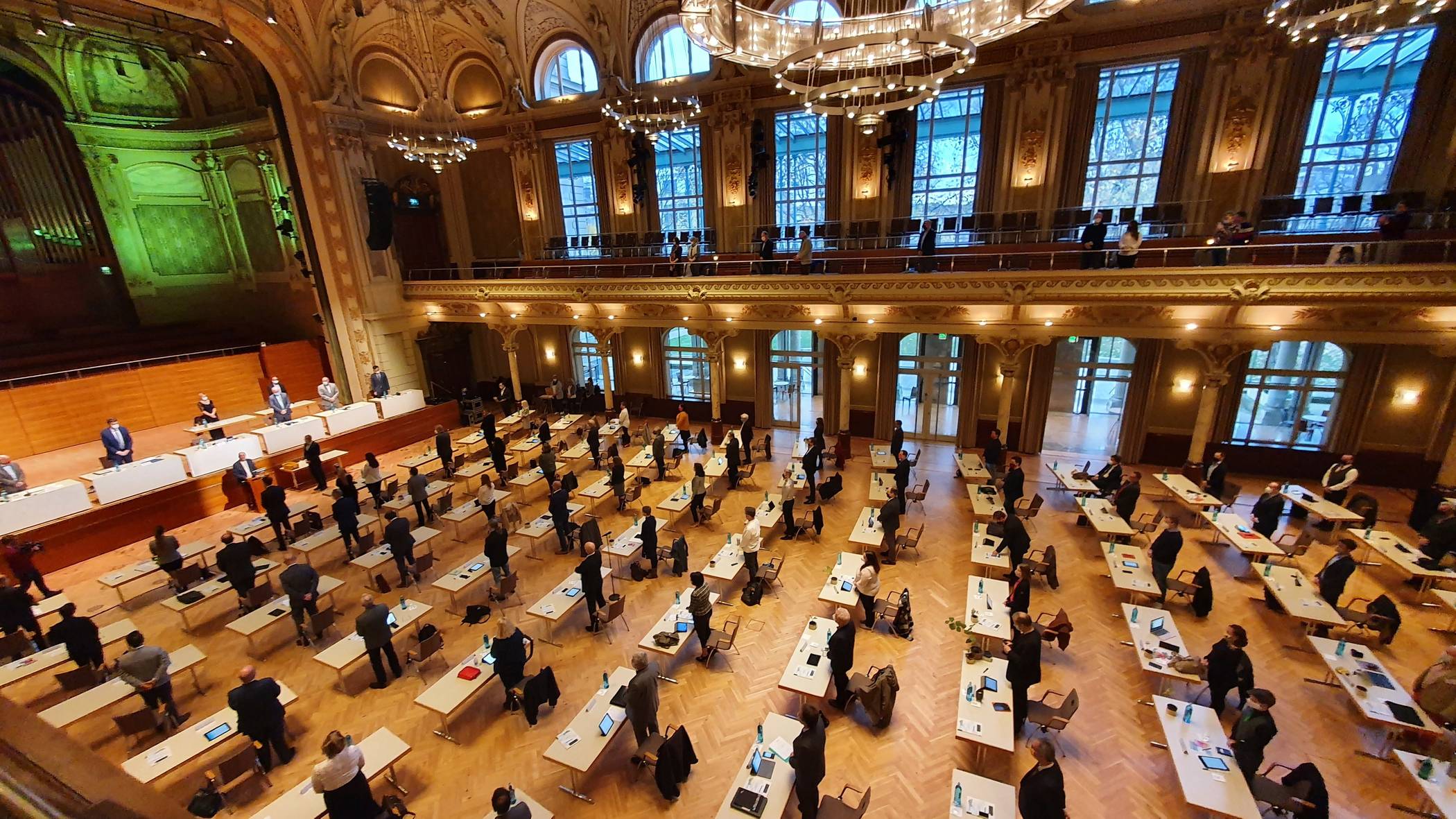  Eine der vergangenen Ratssitzungen in der Stadthalle – mit Corona-konformen Abstand. 