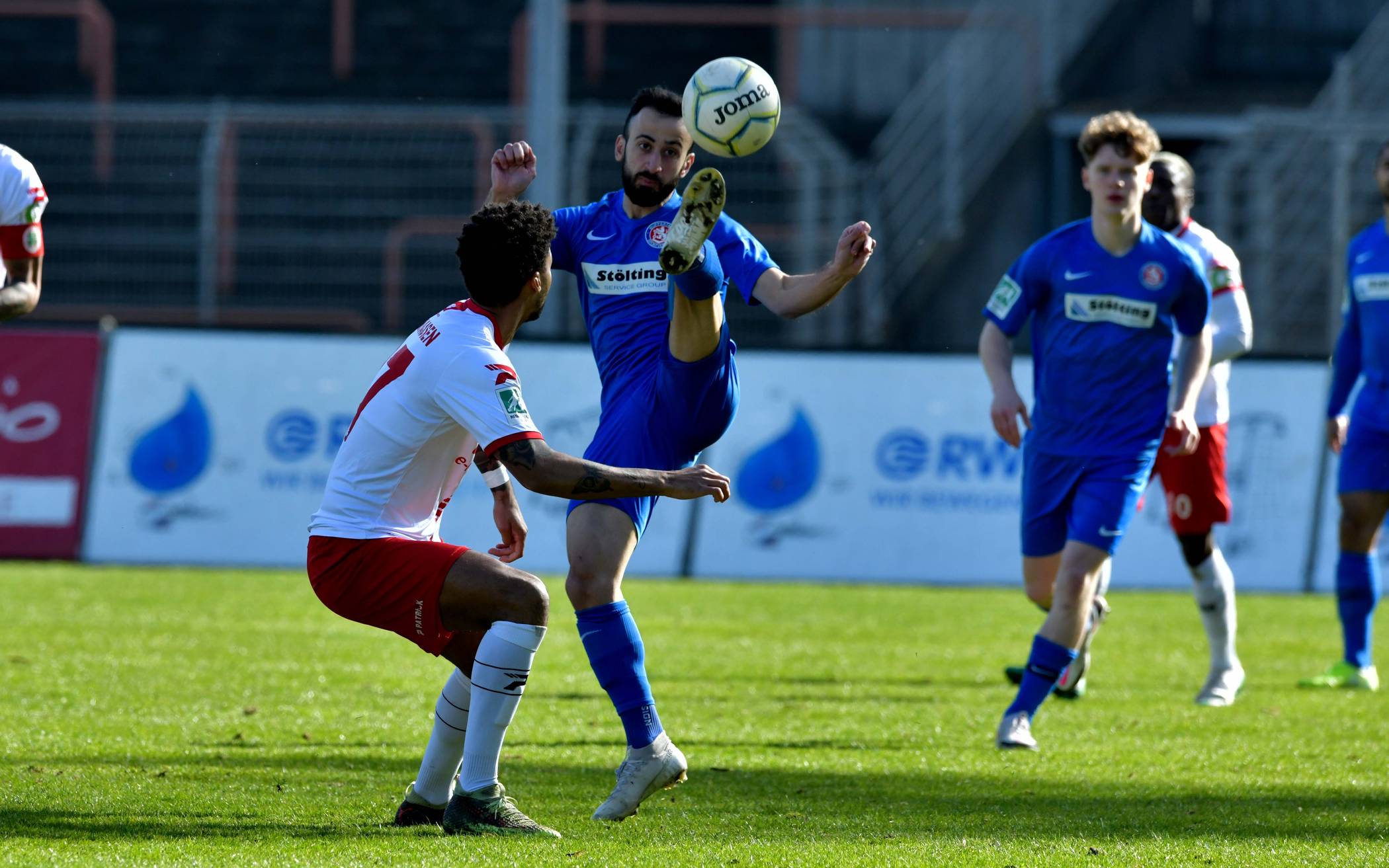 Szene aus der Partie im Niederrheinstadion.