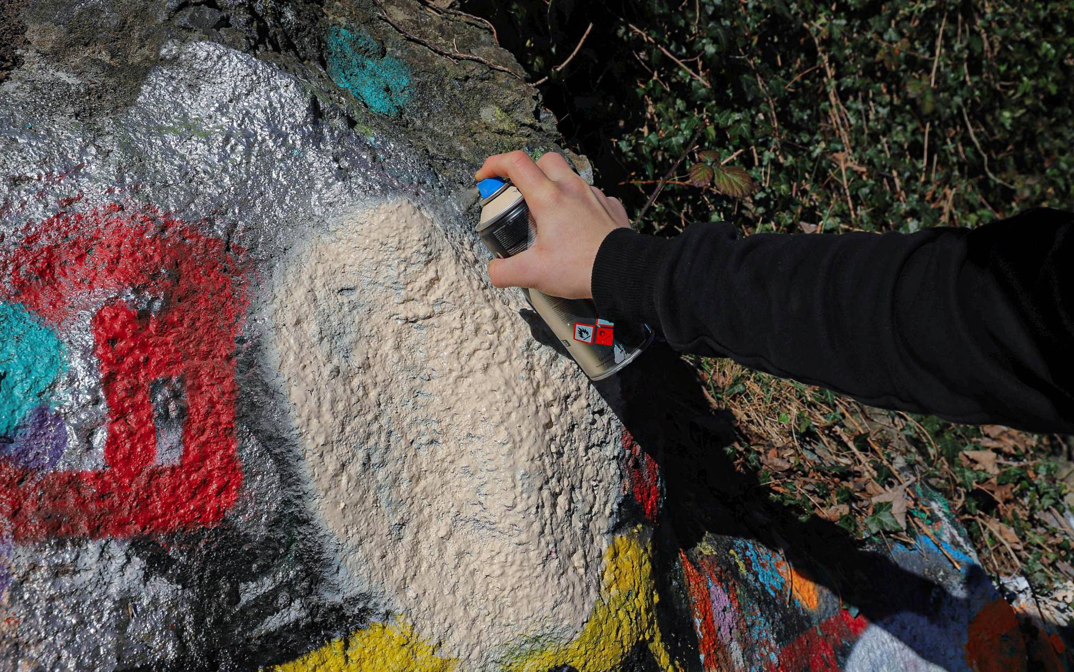 Mehr als 30 Graffiti: Staatsschutz ermittelt