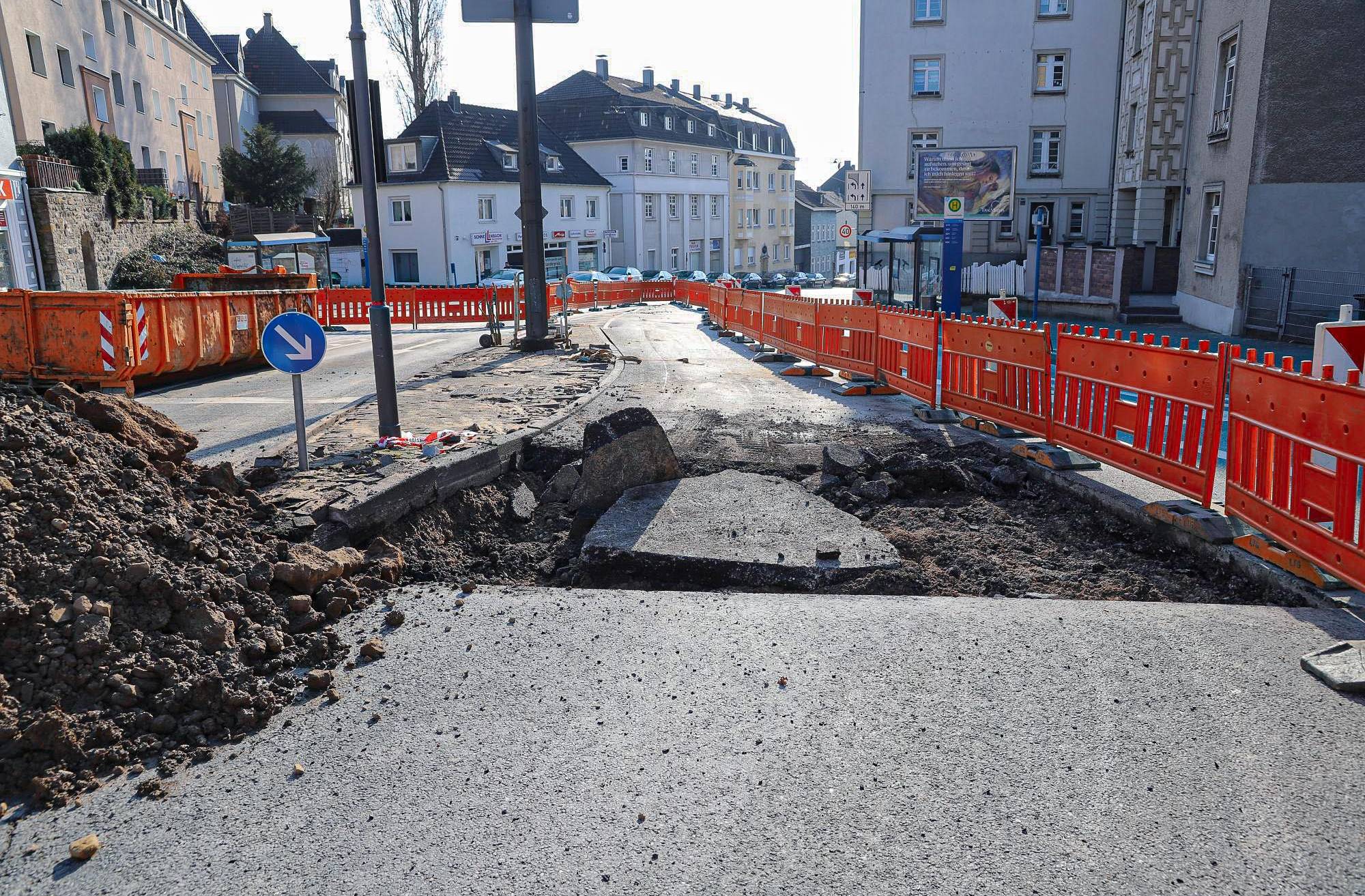  Der Abschnitt der Straße zwischen Märkische Straße und Klingelholl ist gesperrt. 
