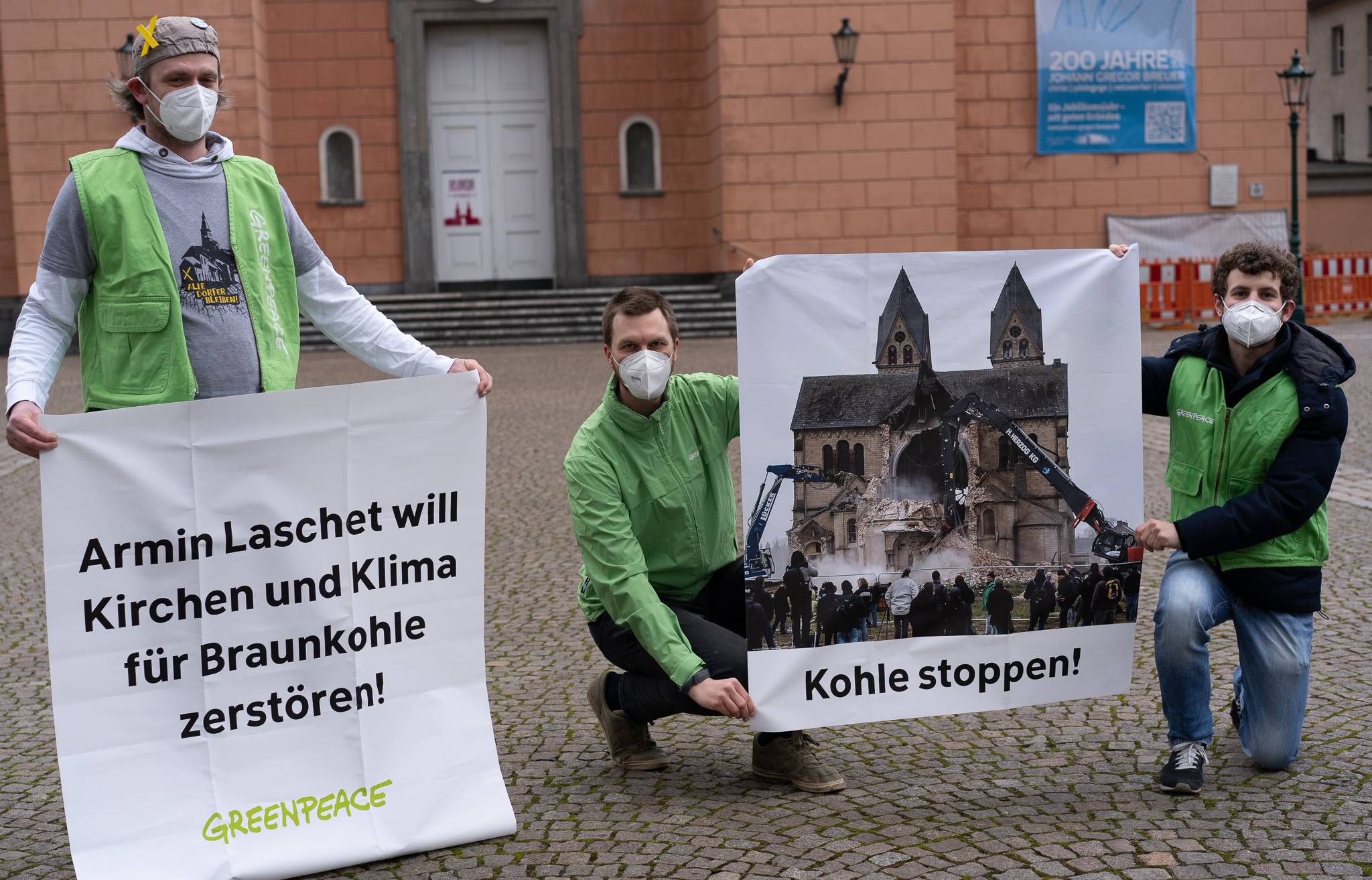  Die Greenpeace-Aktivisten auf dem Laurentiusplatz. 