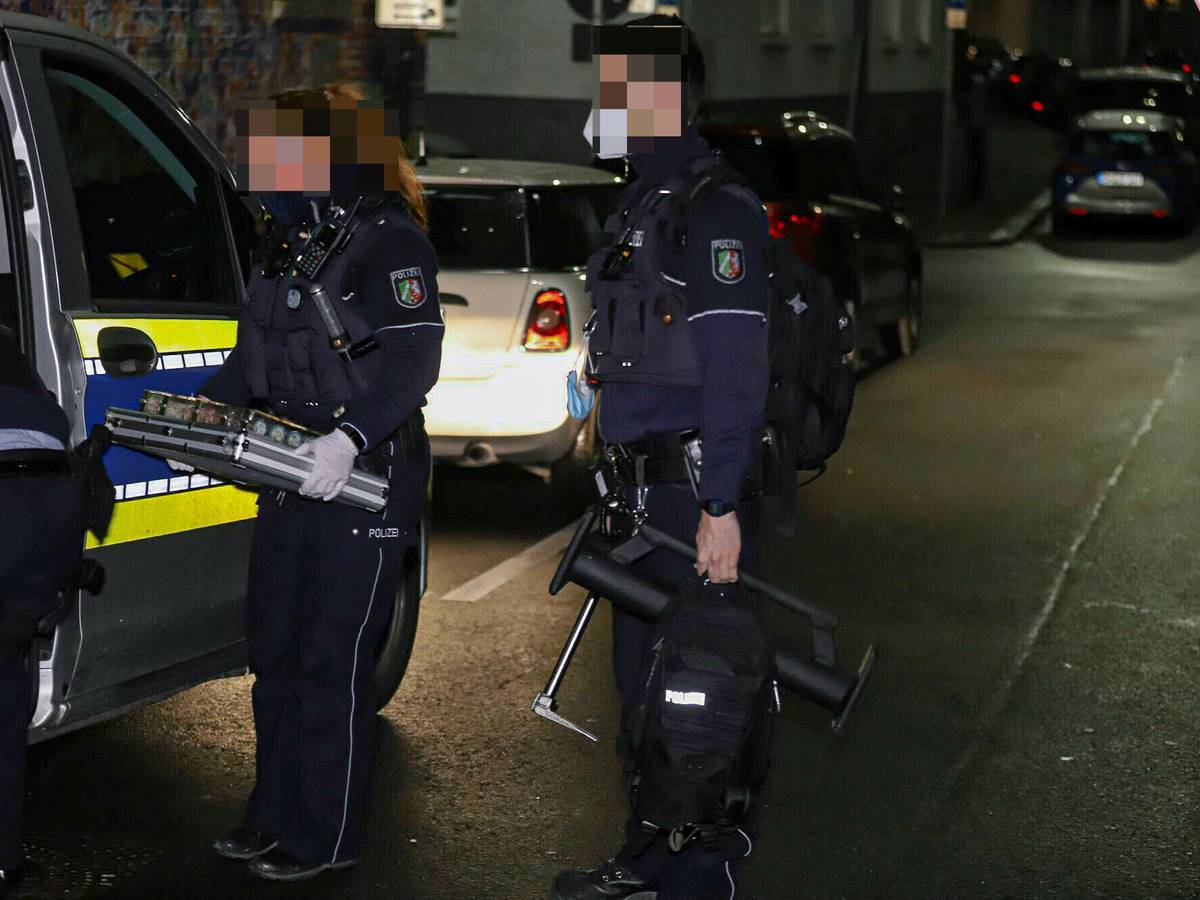 Geldspielgerät, Jetons und Bargeld
