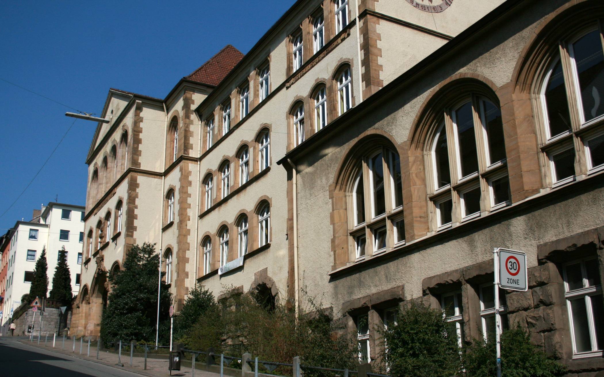 Fassade des Gymnasiums Sedanstraße wird saniert
