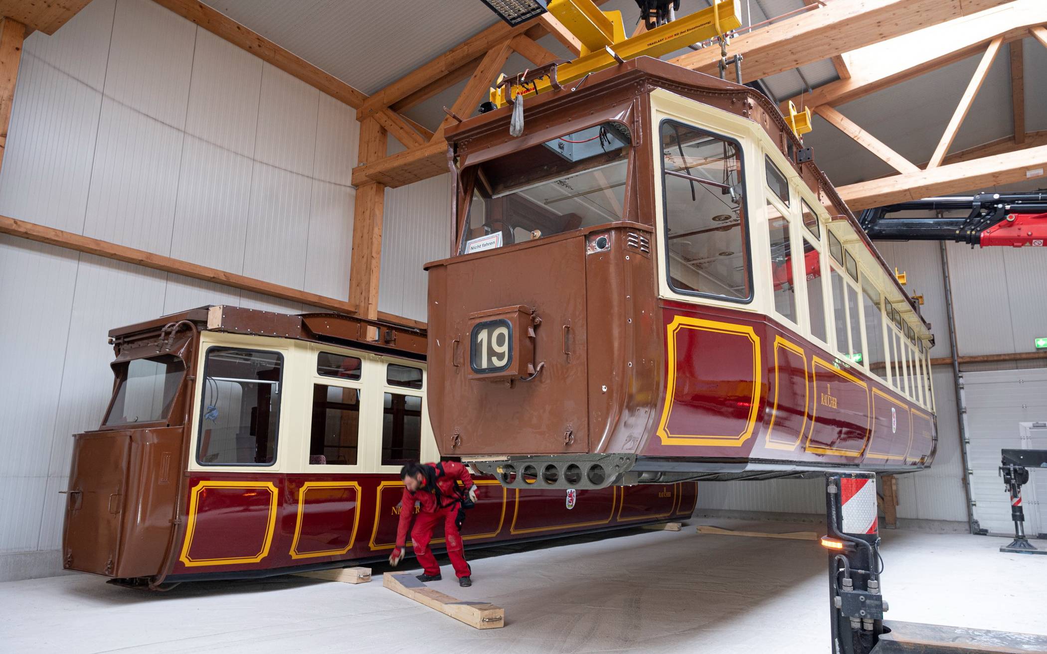  Der Kaiserwagen wurde aus der Schwebebahnwerkstatt zur Bearbeitung in eine neue Halle gebracht. 