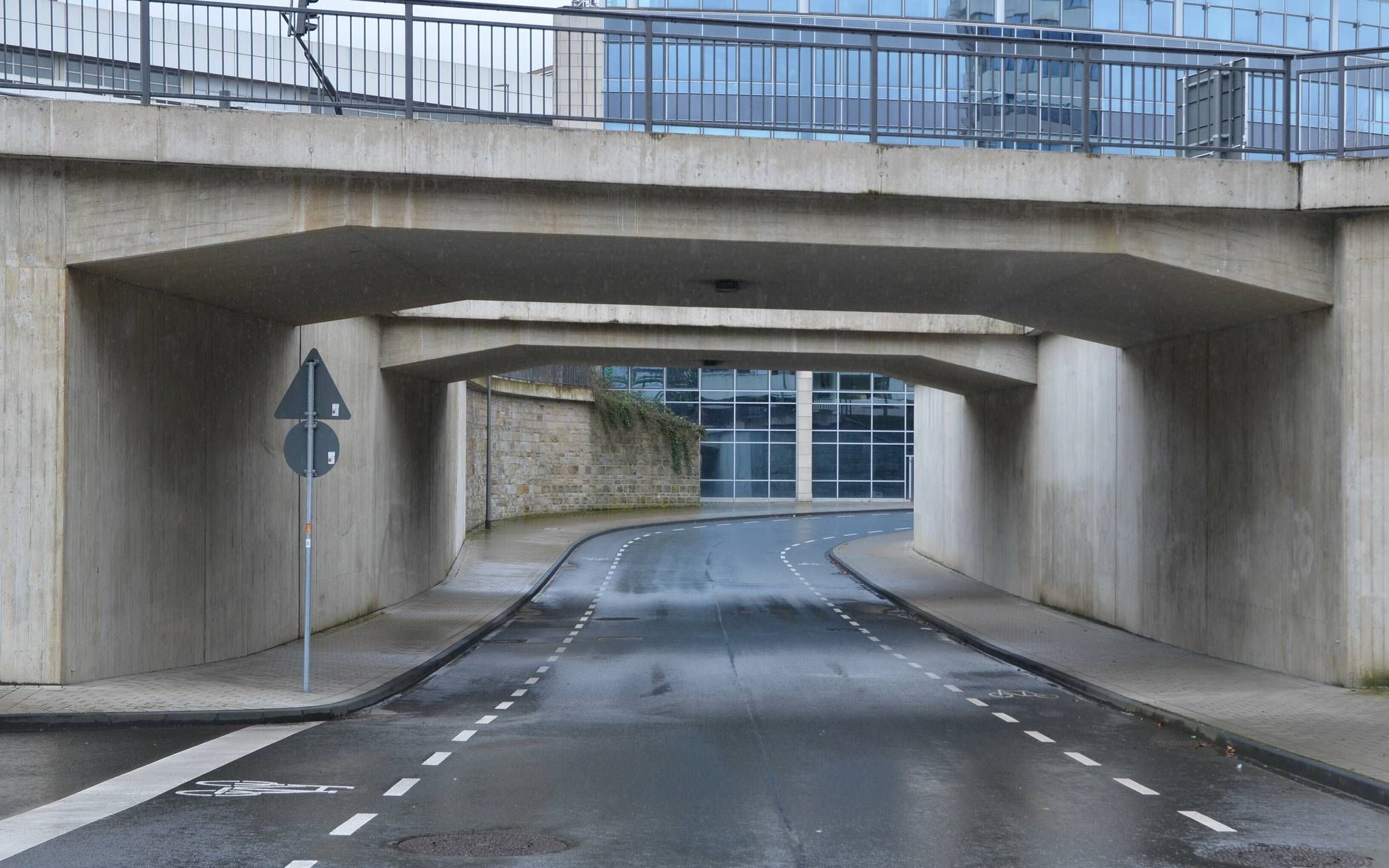  Eine künstlerische Gestaltung unter dem Label „Joseph-Beuys-Tunnel“ für diese triste Unterführung zwischen Südstraße und Wall in Elberfeld ist eine von 203 Ideen im Rahmen des diesjährigen Bürgerbudgets. Mehr dazu und wie man abstimmen kann, steht auf talbeteiligung.de. 