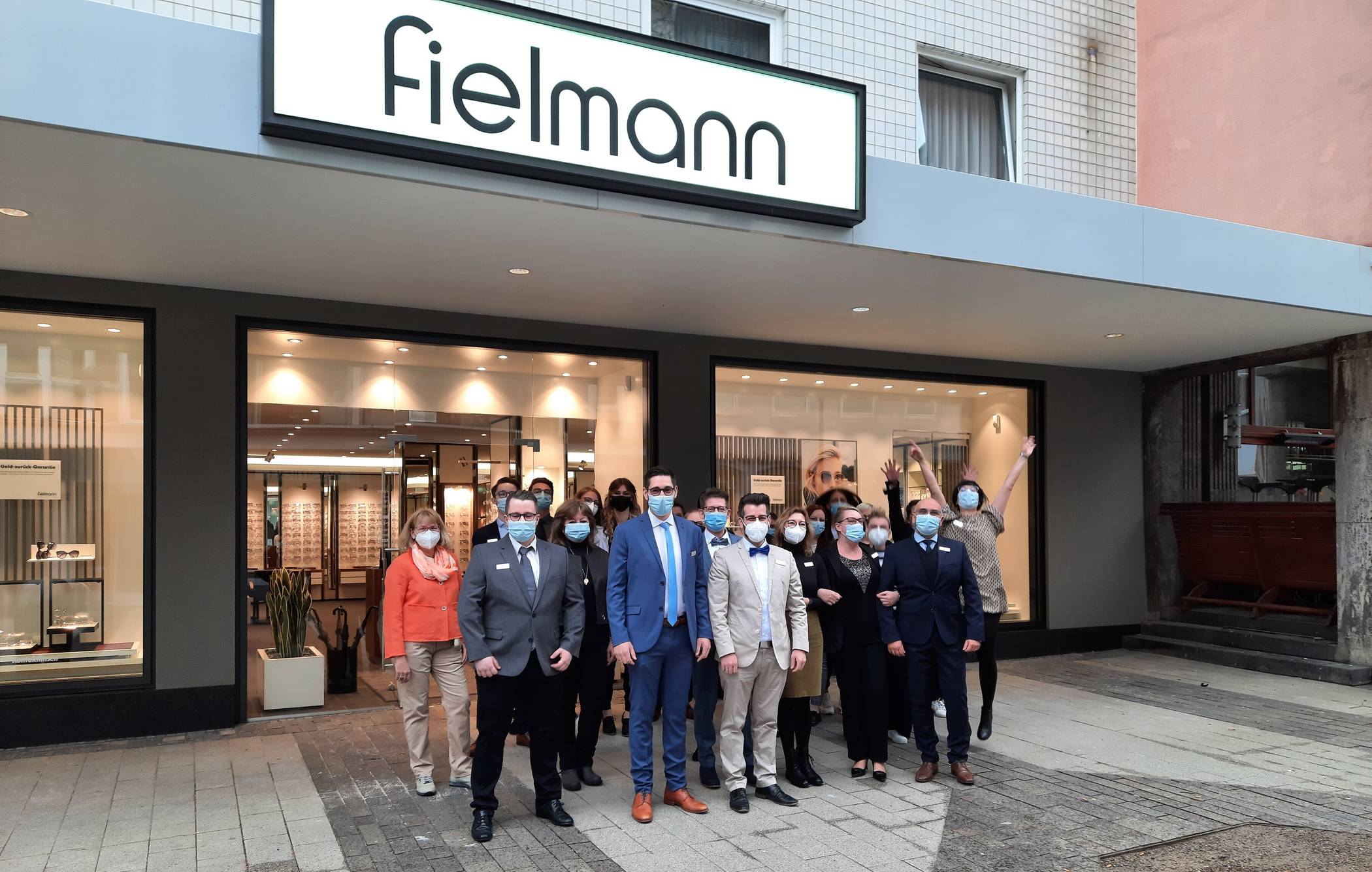  Das Fielmann-Team vor der neuen Filiale im Werth. 