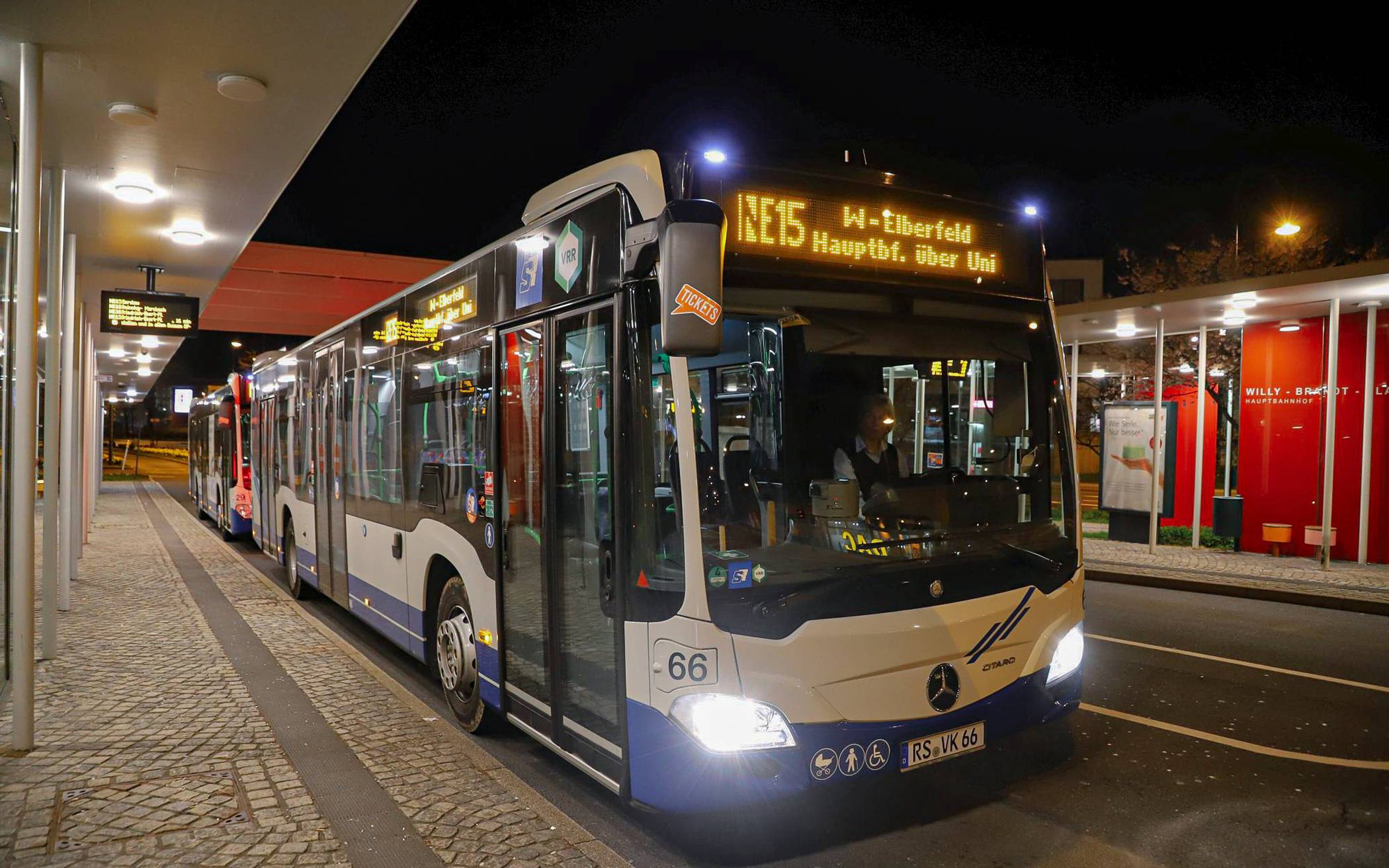  In Remscheid gilt in dieser Woche eine nächtliche Ausgangssperre. Die Busse nach Wuppertal sind leer. 