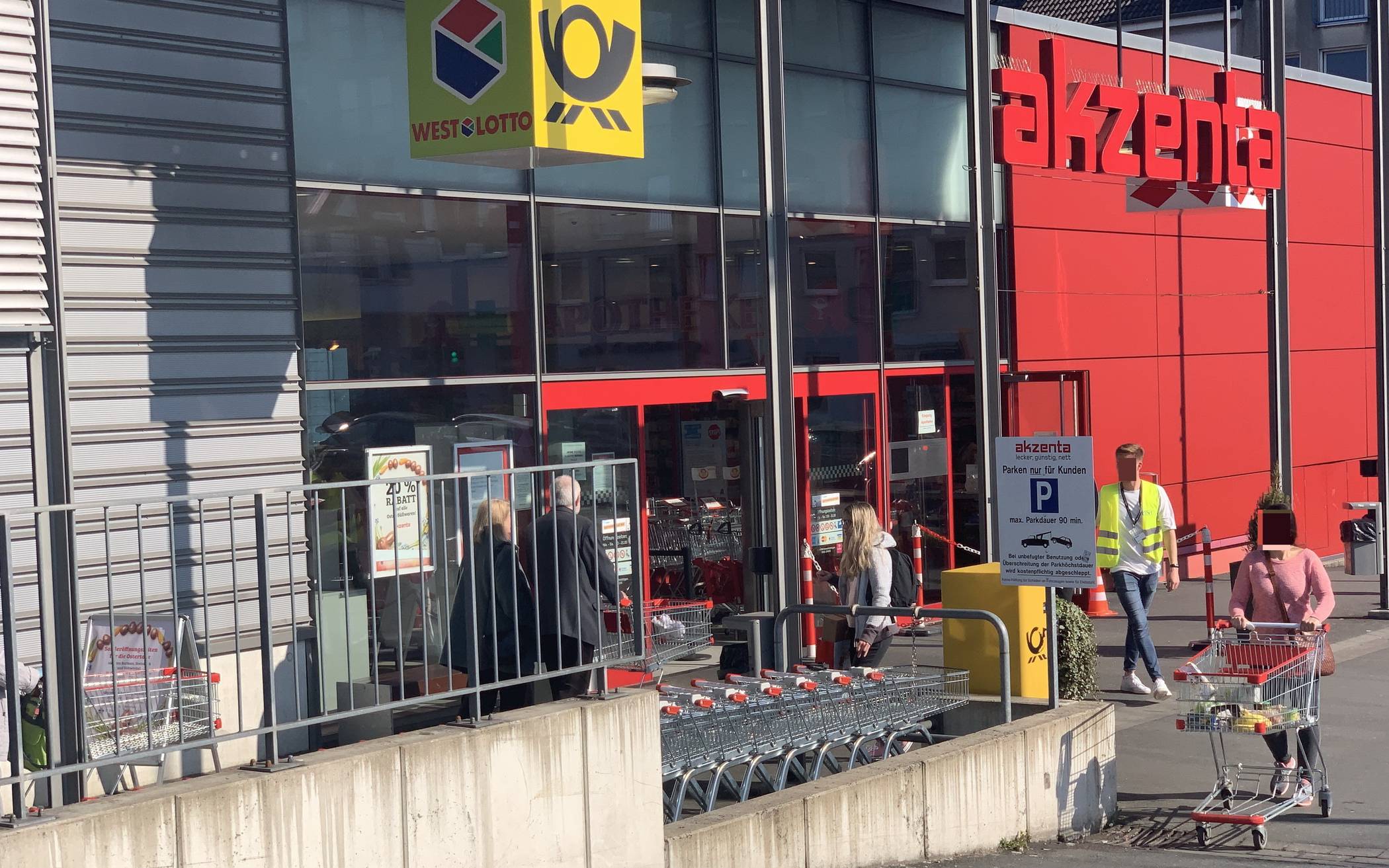  Am Supermarkt-Eingang kann es etwas dauern, weil die Corona-Notbremse die Kundenzahlen stärker limitiert als zuvor. 