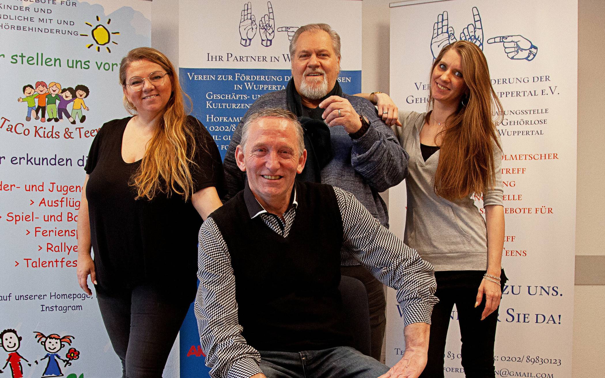  Das Team des Vereins zur Förderung der Gehörlosen in Wuppertal: Melanie Bräcker (v.l.), Klaus E. Altenfeld, Kim Schiffgen und Jerzy Kandora (sitzend). Das Bild wurde vor der Corona-Pandemie aufgenommen. 