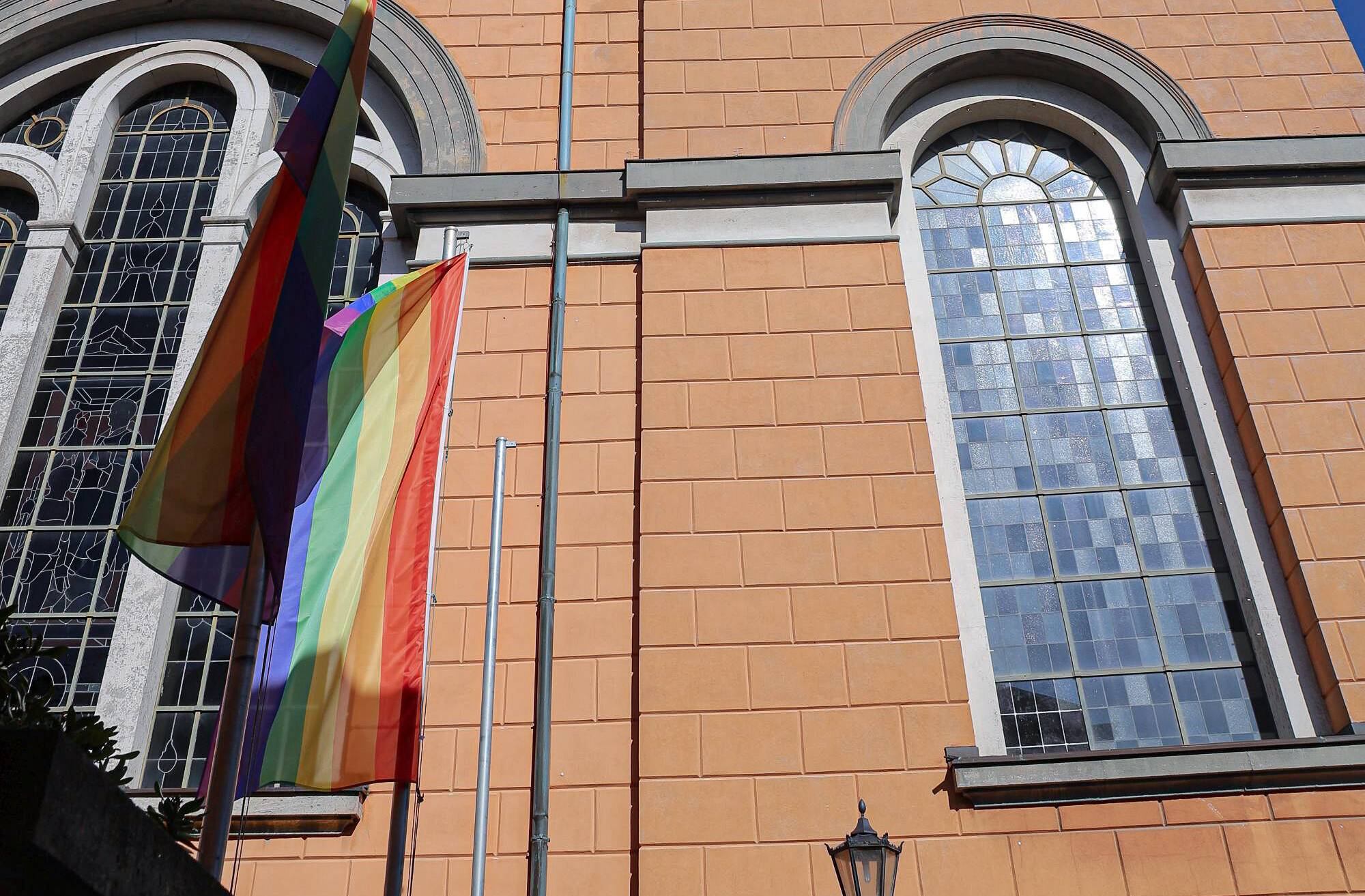 Die Regenbogenflagge an der Laurentiuskirche.