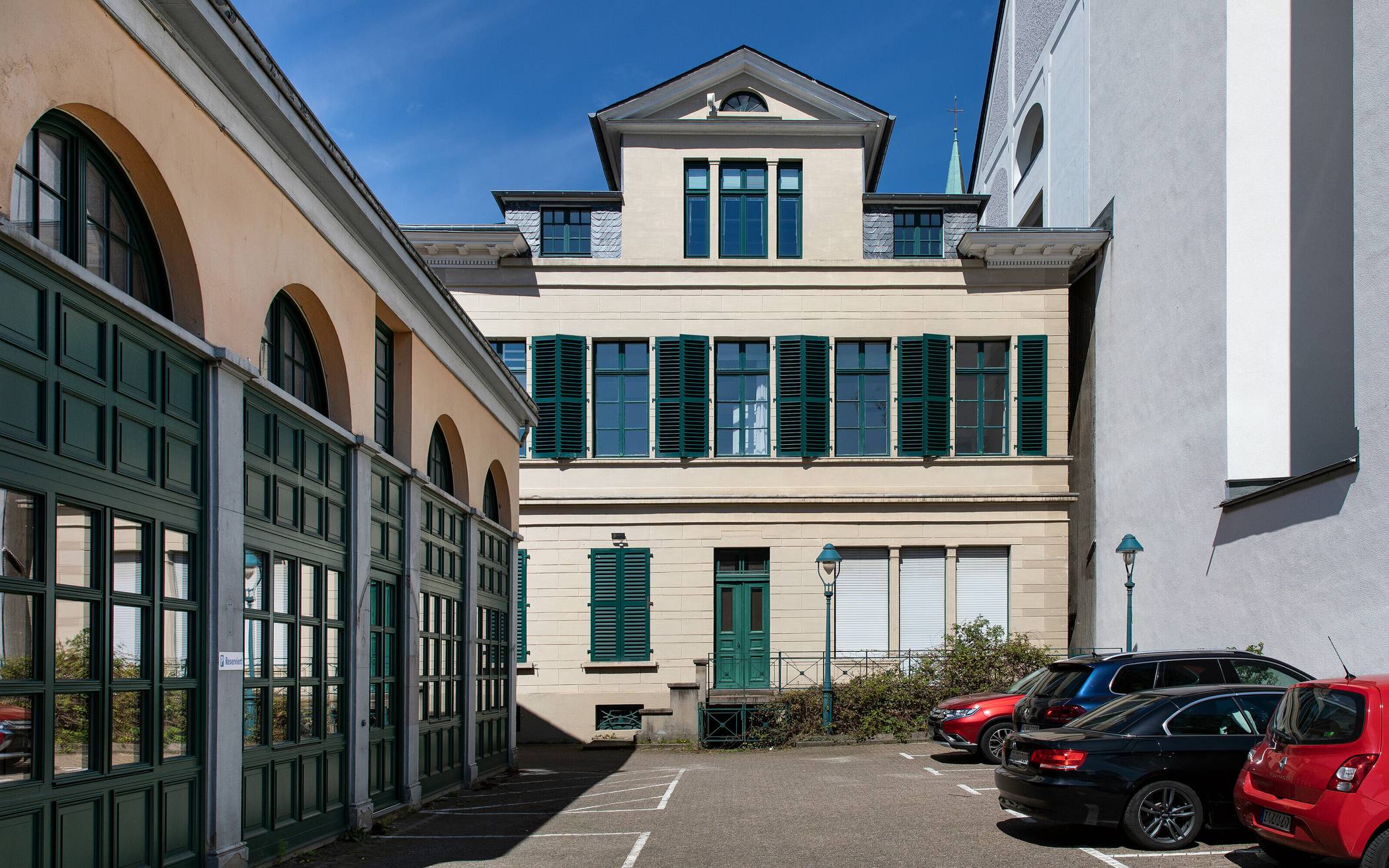 In die Remise im Hinterhof des Breuer-Areals (l.), die von der Friedrich-Ebert-Straße aus zugänglich ist, soll wieder ein Restaurant einziehen. 