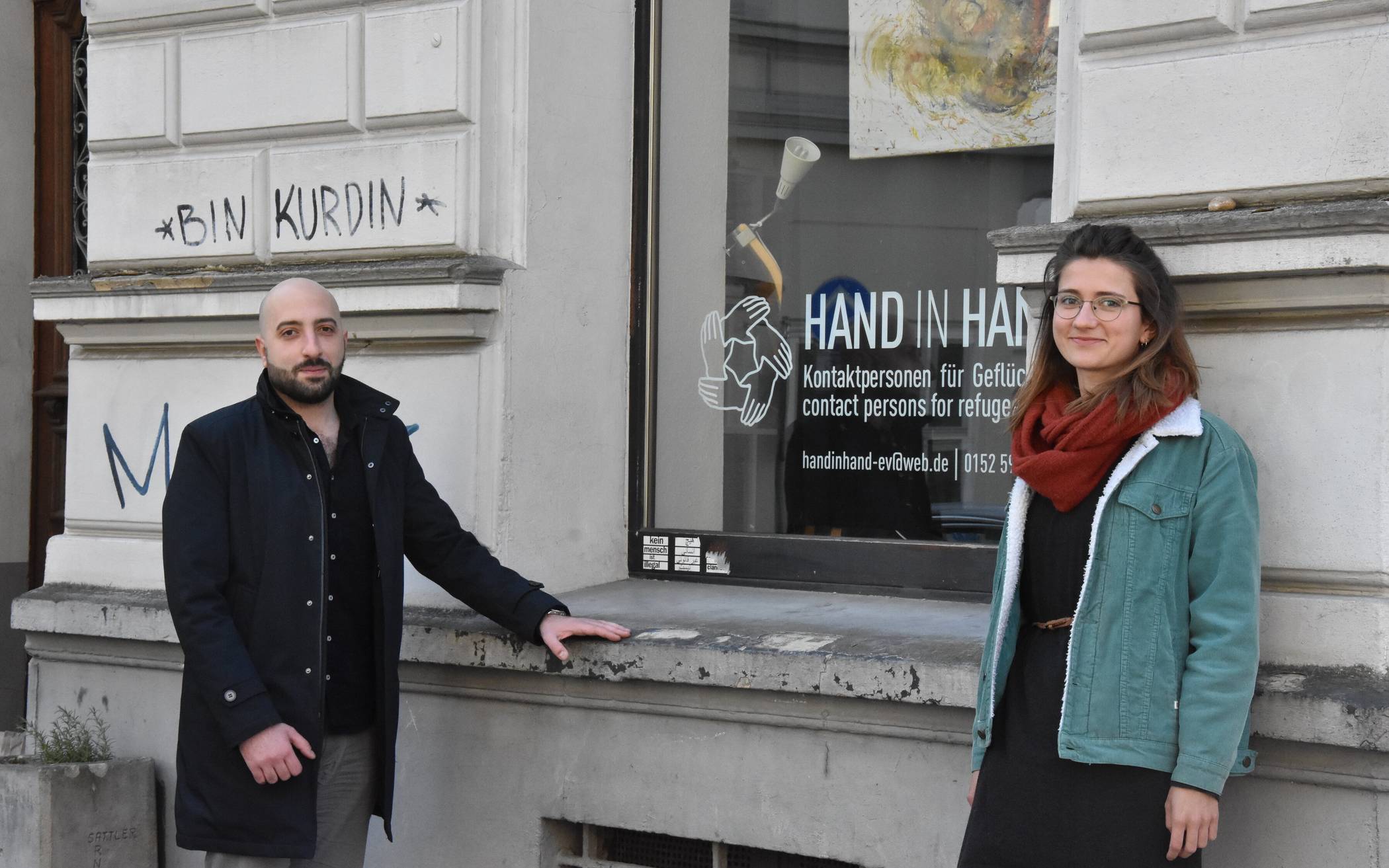  Mit  Kunst ein sichtbares Zeichen setzen und Neugierde wecken: Wael Kayyali und Franca Krupa präsentieren ihre Werke zum Start der Aktion „Fensterkunst“ des Vereins "Hand in Hand" im Mirker Viertel.      