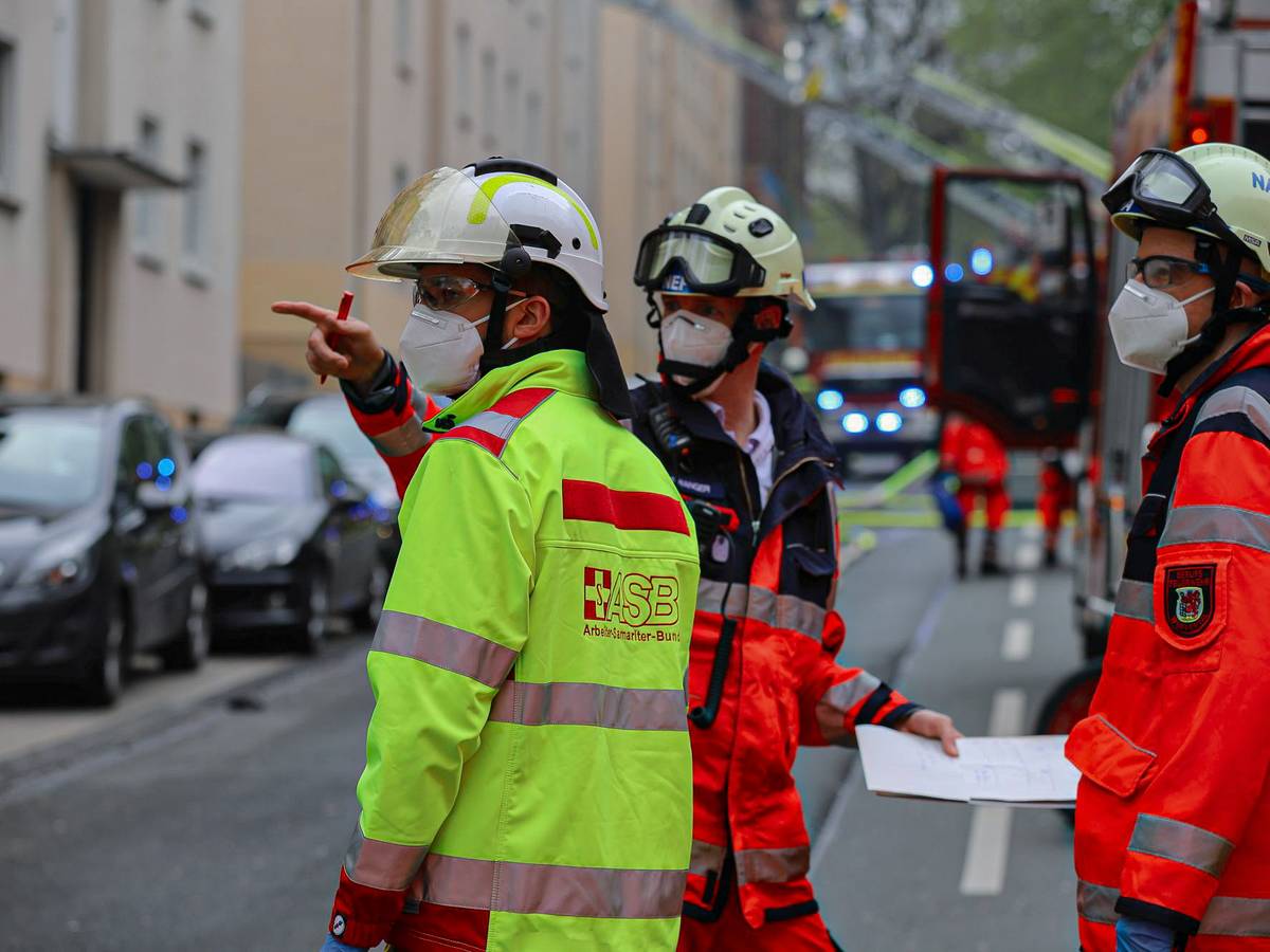 Menschen und Hund aus Haus gerettet
