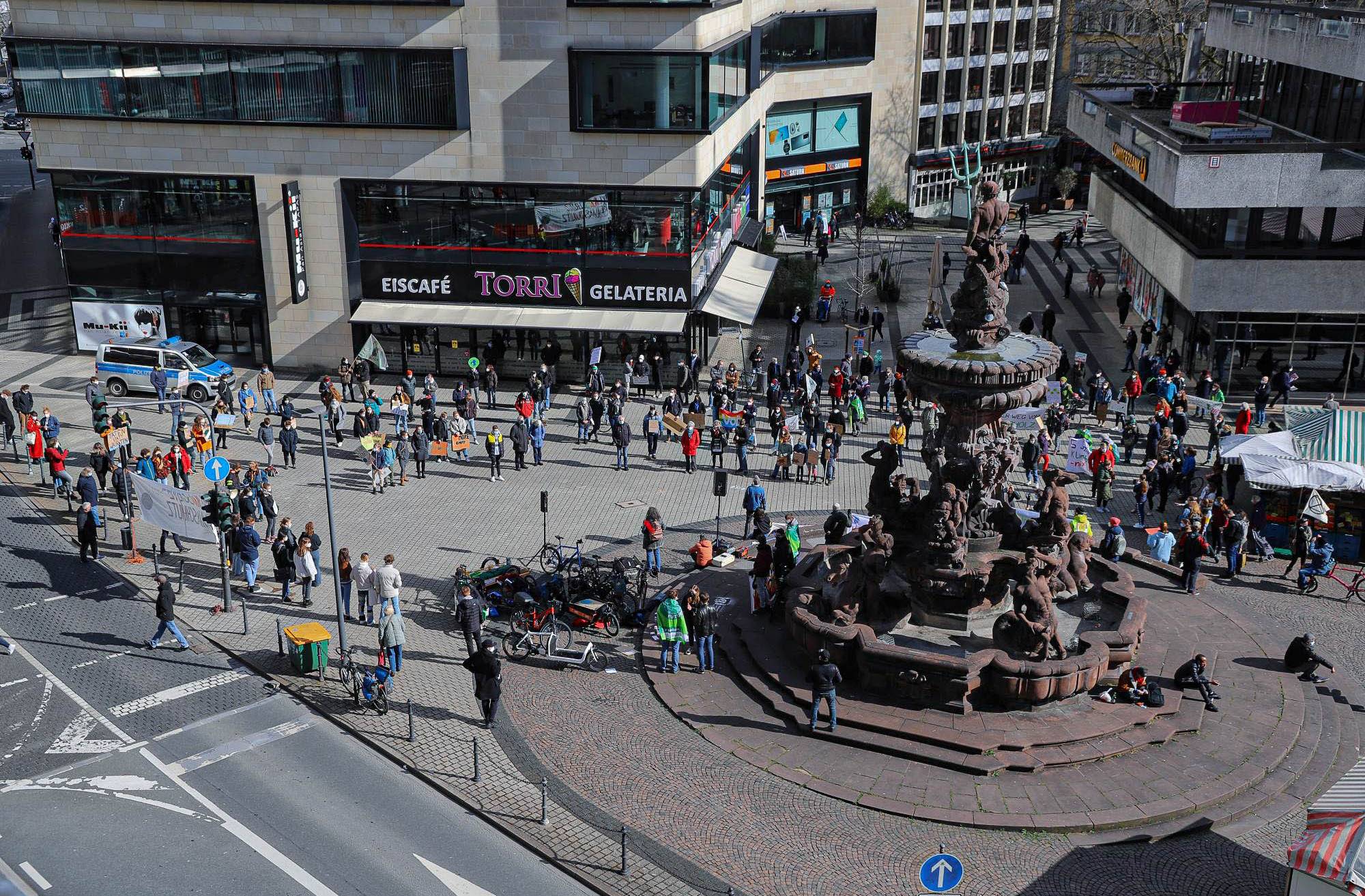  FFF-Demo im März auf dem Neumarkt. In dem Gebäude rechts hat die Commerzbank ihren Sitz. 