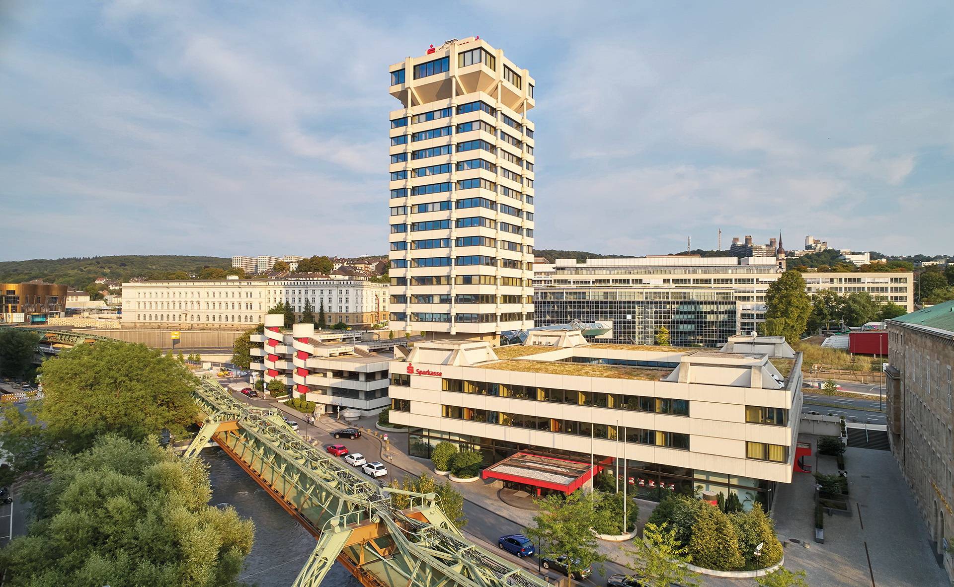  Der Hauptsitz der Wuppertaler Stadtsparkasse am Elberfelder Islandufer. 