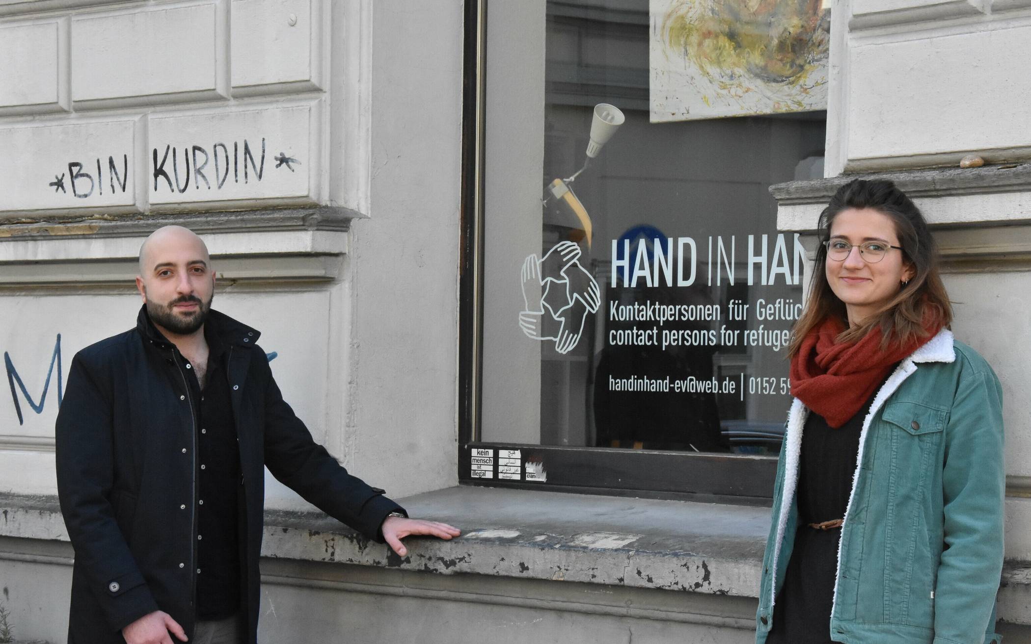  Mit Kunst Zeichen setzen und Neugierde wecken: Wael Kayyali und Franca Krupa präsentieren ihre Werke zum Start der Aktion „Fensterkunst“ des Vereins „Hand in Hand“ im Mirker Viertel.  