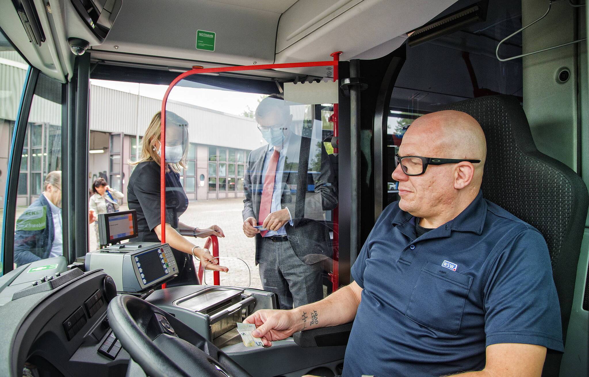  Spezialscheiben sollen die Busfahrerinnen und Busfahrer der WSW vor einer Corona-Ansteckung schützen. 
