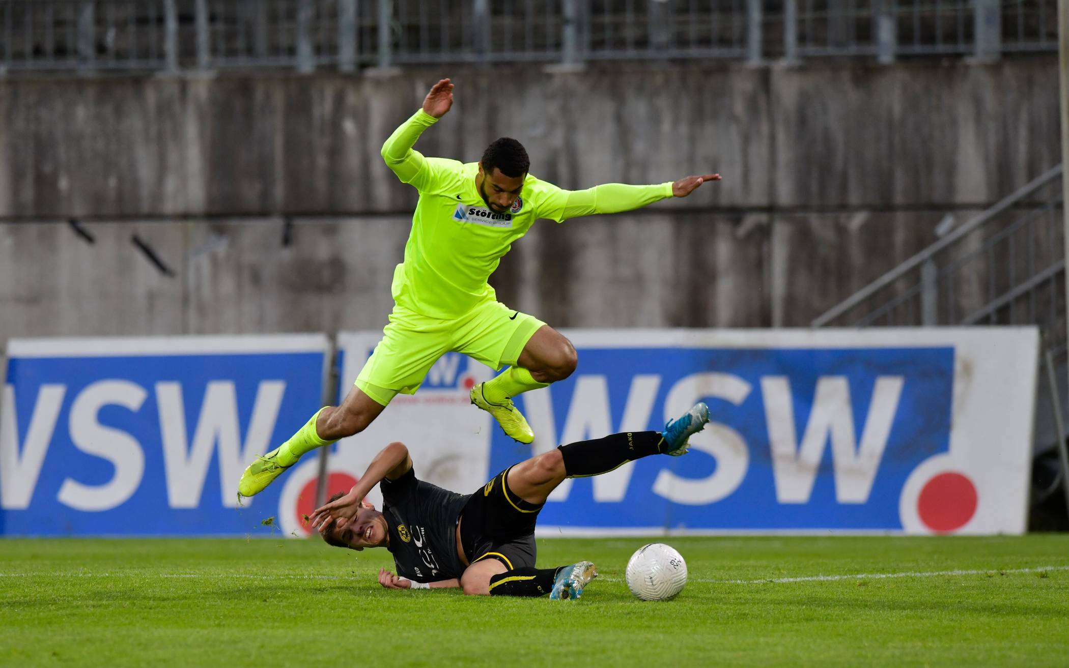  Im Viertelfinale bezwang der WSV (hier Noah Salau) in neongelben Trikots den VfB Homberg mit 3:1 und sprang in die nächste Runde. 