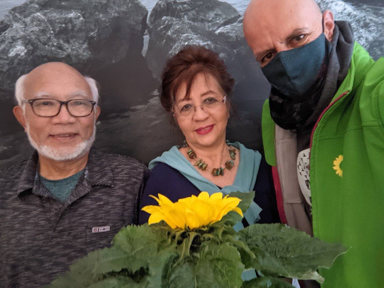 Sprecher Michael Hablitzel (re.) begrüßt ThuyThuy