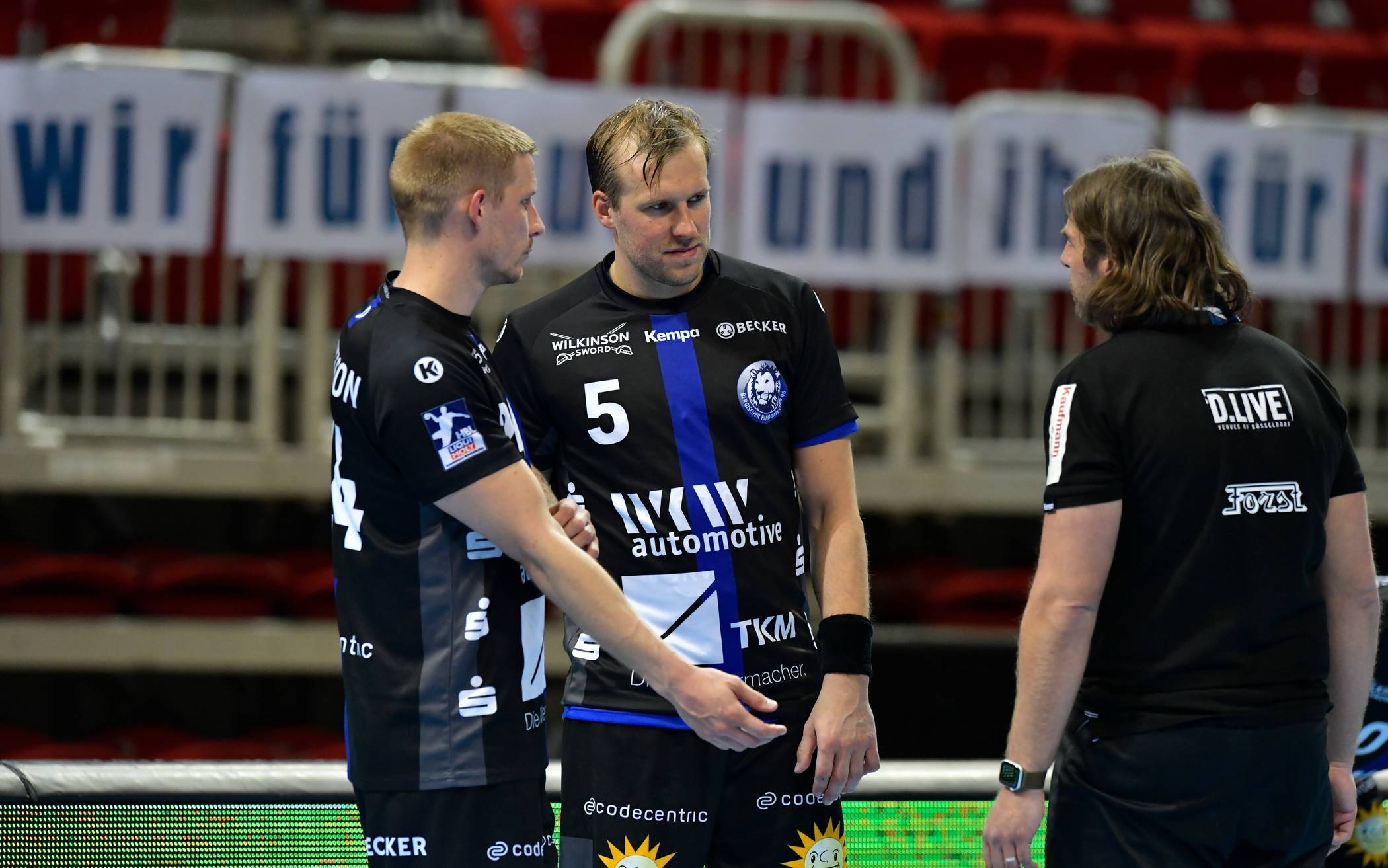  Linus Arnesson, Max Darj und Trainer Sebastian Hinze (von li.) suchen den Weg zurück zum Erfolg. 