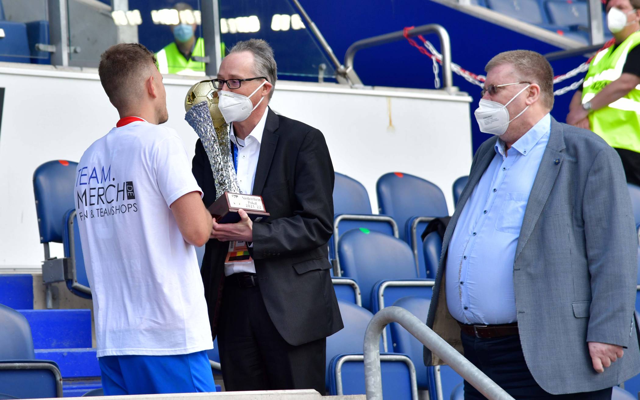 Der Fußball-Regionalligist Wuppertaler SV feiert den Pokalsieg