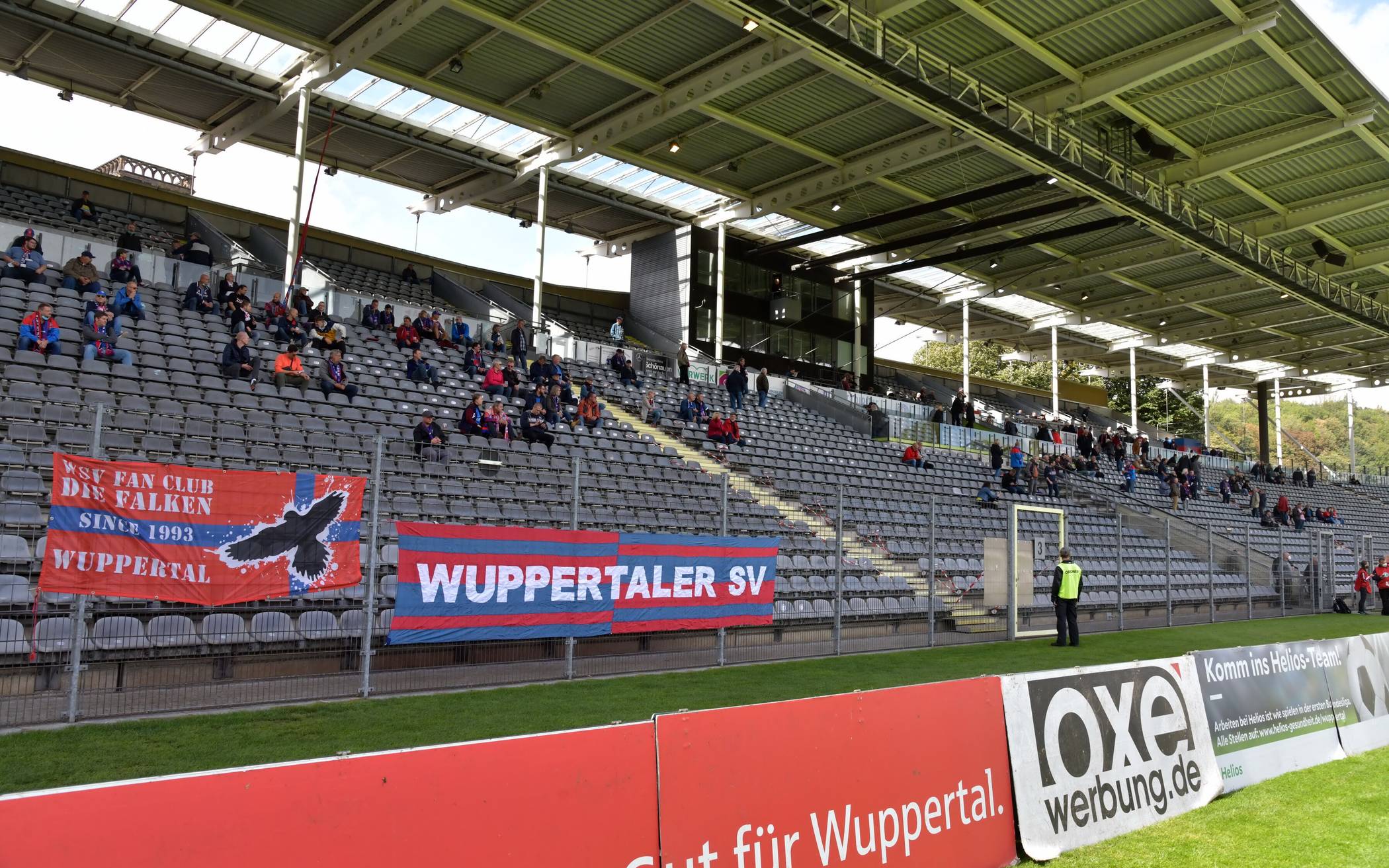  Im September 2020 durften Fans im Heimspiel gegen RW Ahlen auf die Haupttribüne. 
