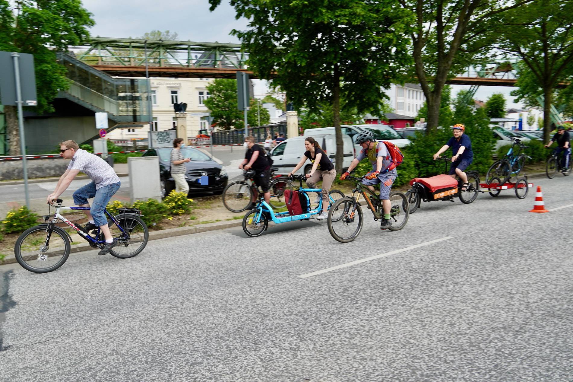 aktionstag in wuppertal pop up radweg an der adlerbrucke