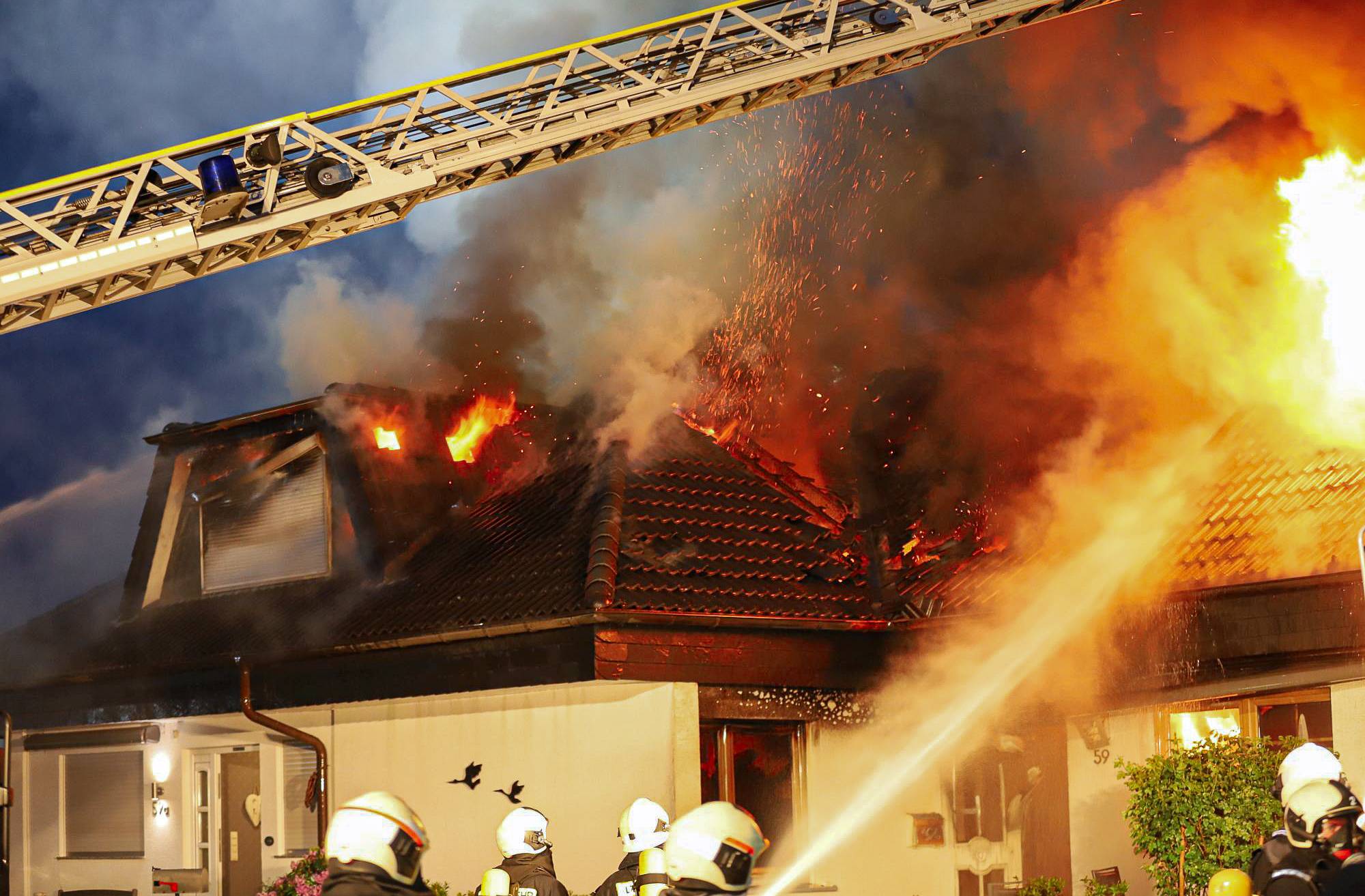 Nächtliches Feuer zerstört Wohngebäude