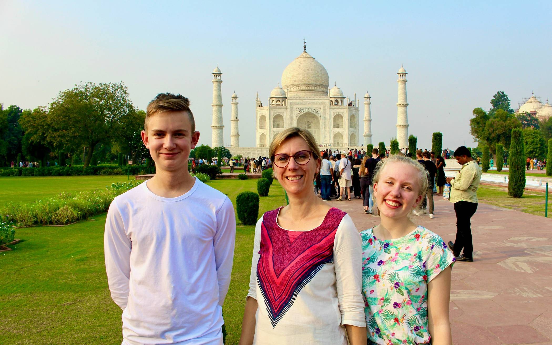  Wunderschöne Erinnerungen: Erik Propach mit Lehrerin Birgit Gößmann und Mitschülerin Charlotte Ueberholz vor dem Taj Mahal. 