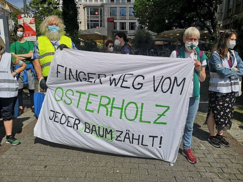 Demonstrierende mit Plakat am Döppersberg.