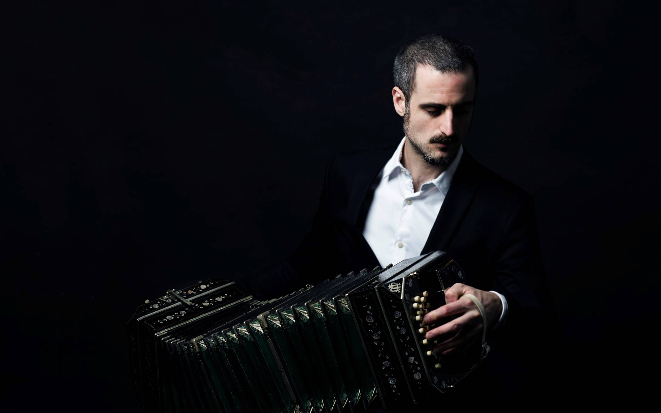 Bandoneonspieler Omar Massa Bandoneon.