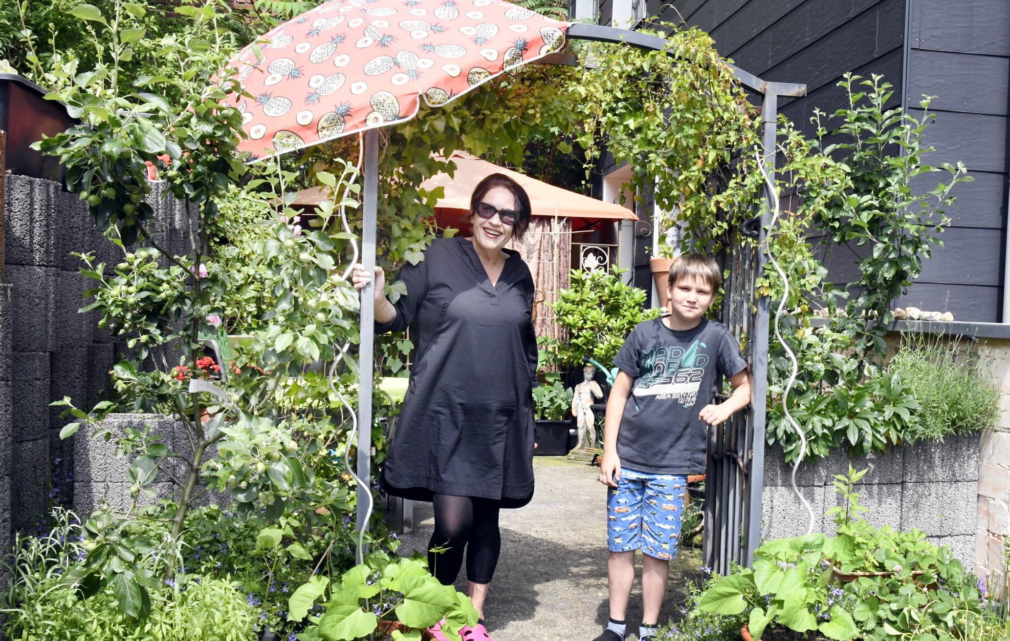 Ulrike Zierke und ihr Enkel Liam luden die Rundschau in ihre „urbane Oase“ ein. 