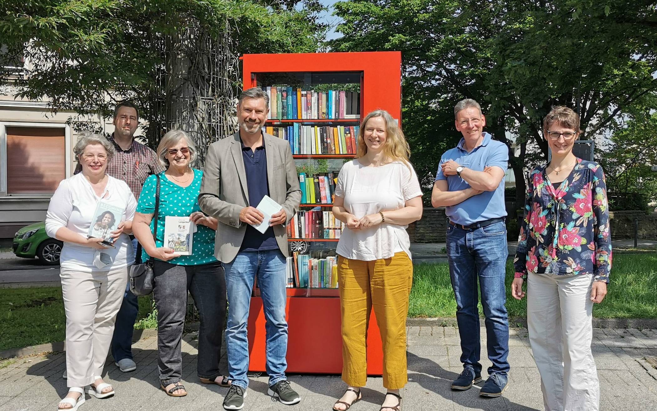  Anke Kirchmann-Bestgen, Ralf Klein, Margret Hahn, Andreas Bialas, Andrea Knoll, Frank Müller und Heike Ernsting kamen zur Einweihung des Bücherschranks. 