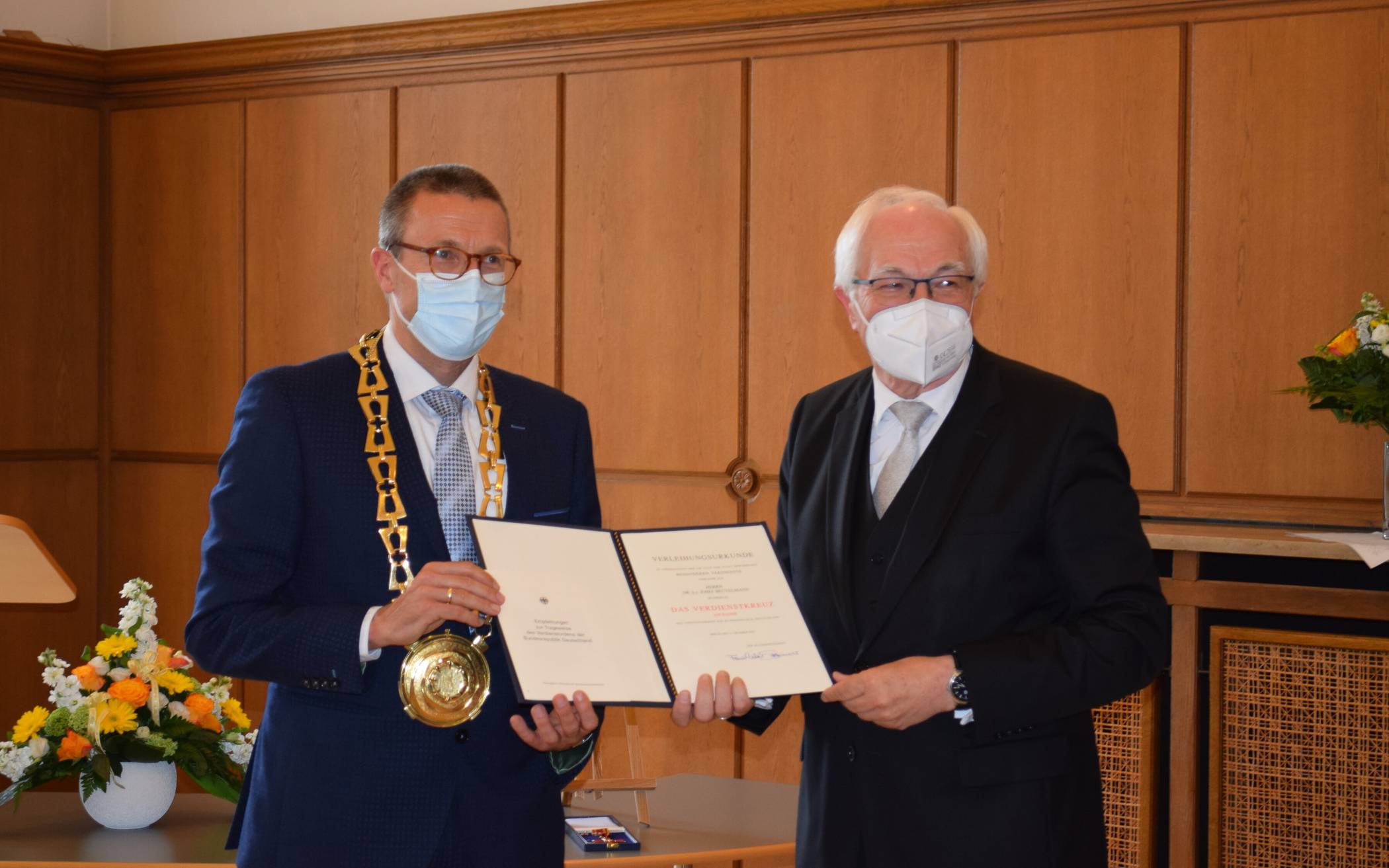 Oberbürgermeister Uwe Schneidewind mit Dr. Josef