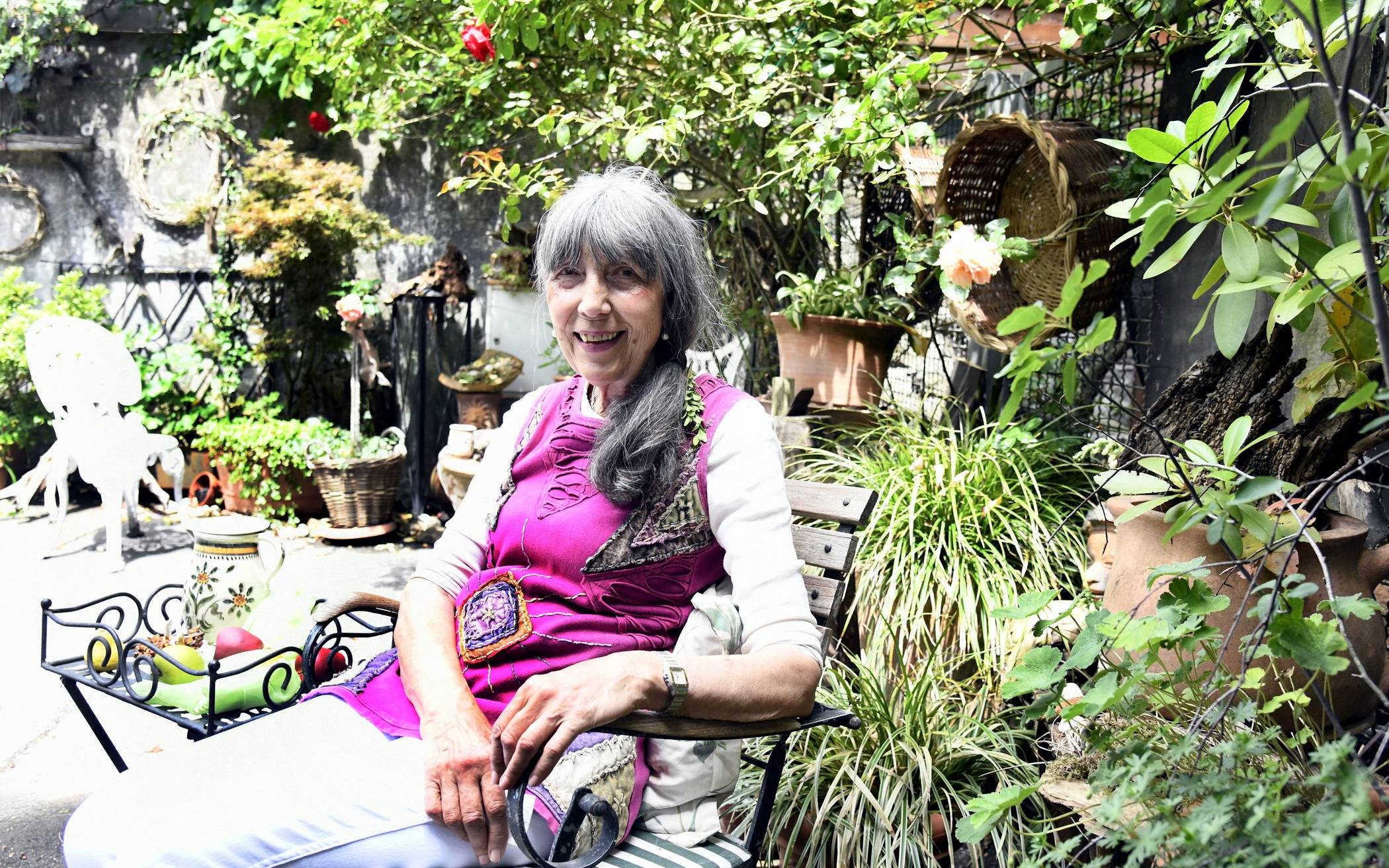 Uschi Kattwinkel in ihrem Rosenhof.&#x21e5;Fotos: Simone