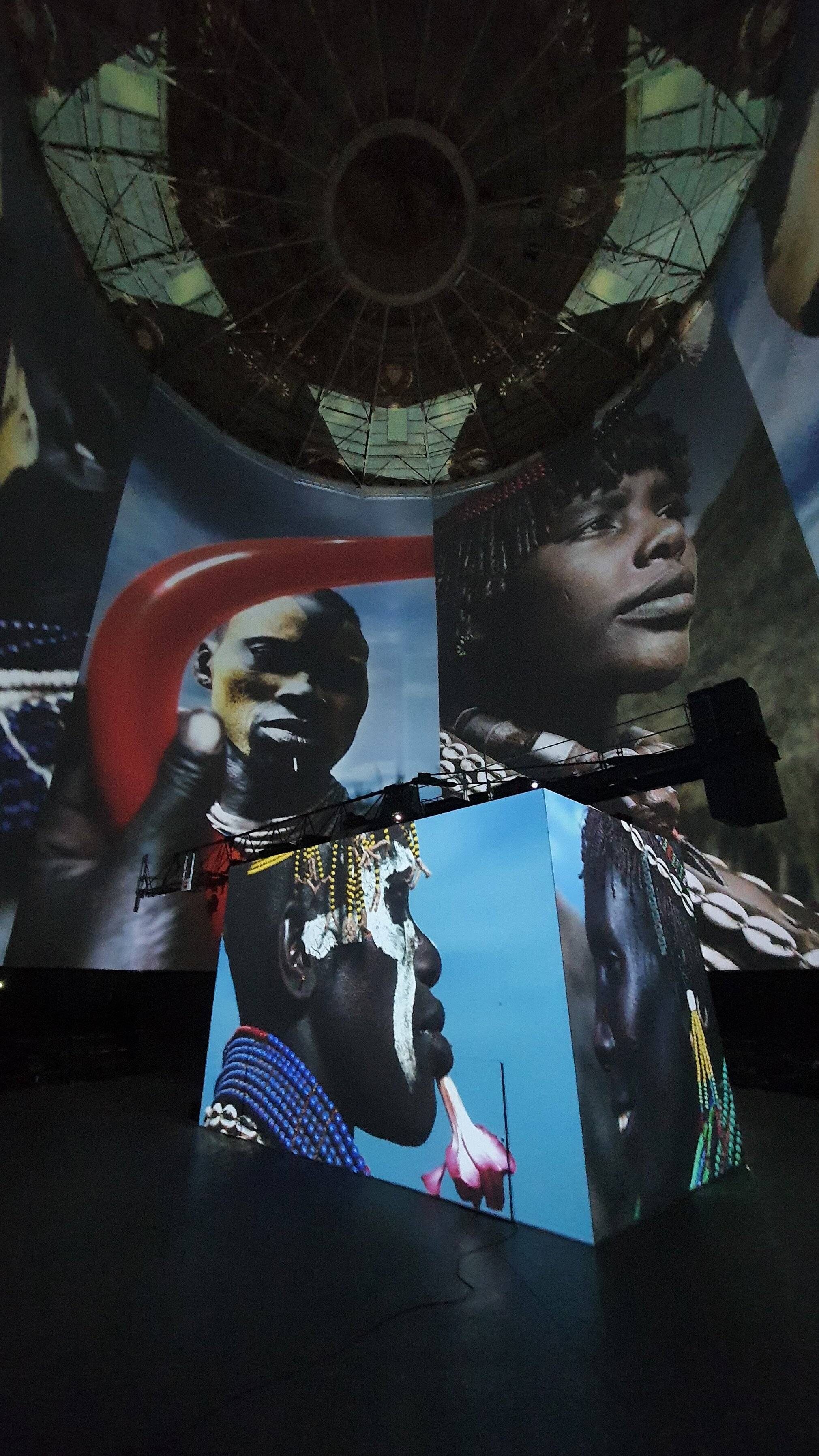 Gewaltige Bilder schrauben sich in mehr als 40...