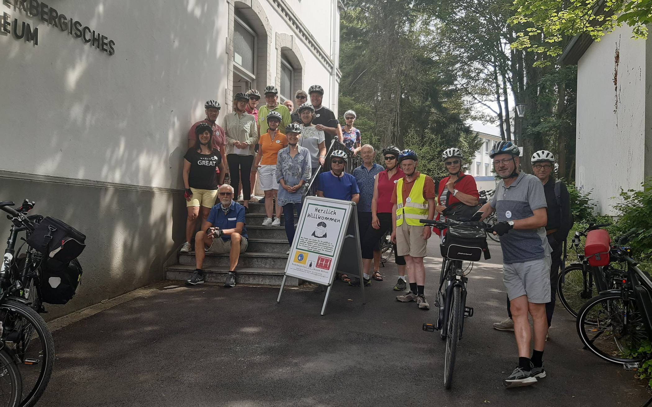  Die Kulturradfahrer vor dem Start am Niederbergischen Museum. 