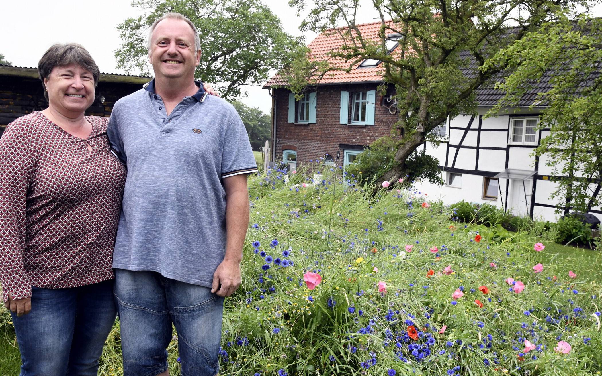  Sabine Weimann-Keseberg und ihr Ehemann Lars Keseberg vor ihrer Wildblumenwiese. 