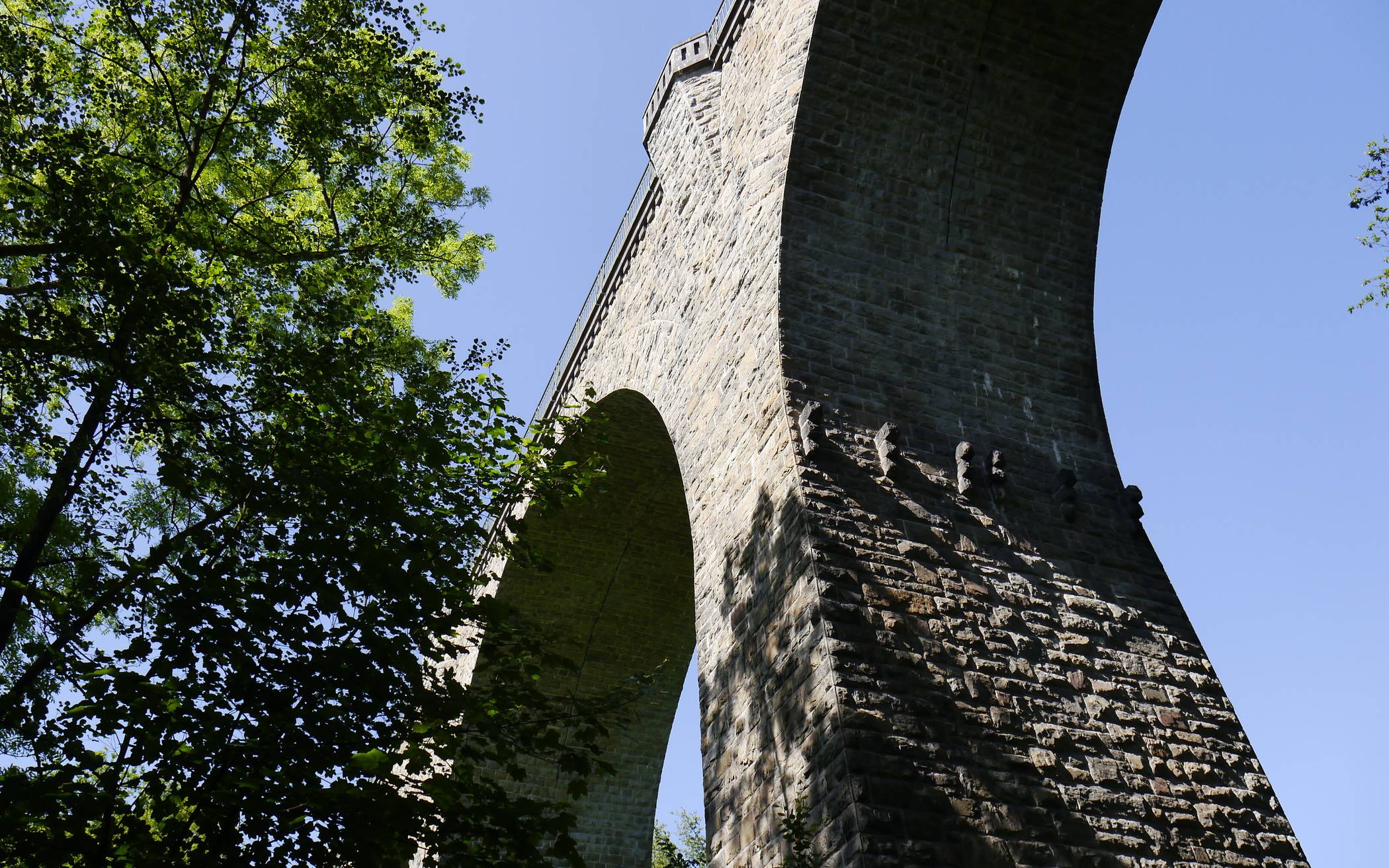  Das eindrucksvolle Elbschetalviadukt bietet Aiusblicke rechts auf Wengern und links auf den Elbschebach. 