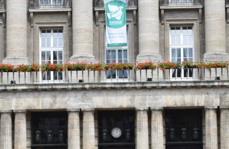 Wuppertal zeigt Flagge gegen Atomwaffen
