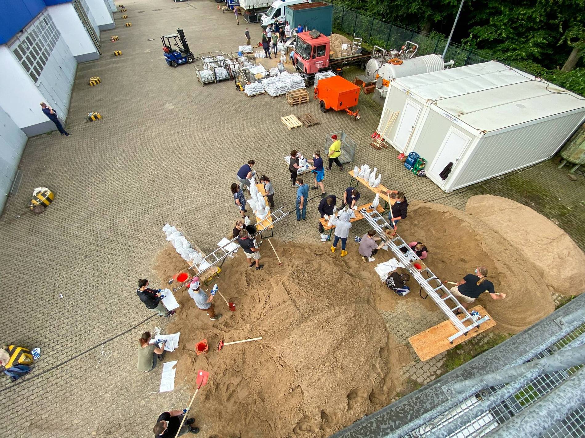 Liveticker am Donnerstag Wuppertaler Freiwillige füllen Sandsäcke