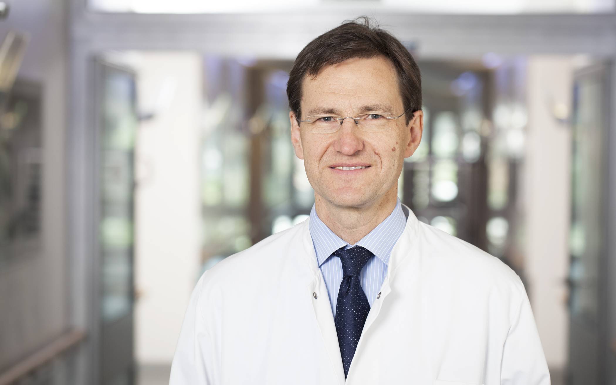  Prof. Dr. med. Bernd Sanner (Ärztlicher Direktor und Chefarzt der Medizinischen Klinik). 