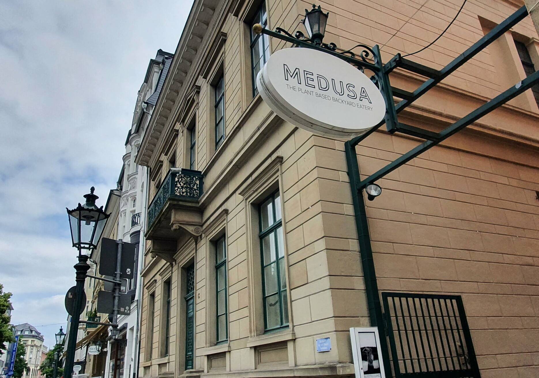  Gut ausgeschildert: Hier führt der Weg hinein zum „Café Medusa“ in den Breuer-Höfen am Laurentiusplatz.  