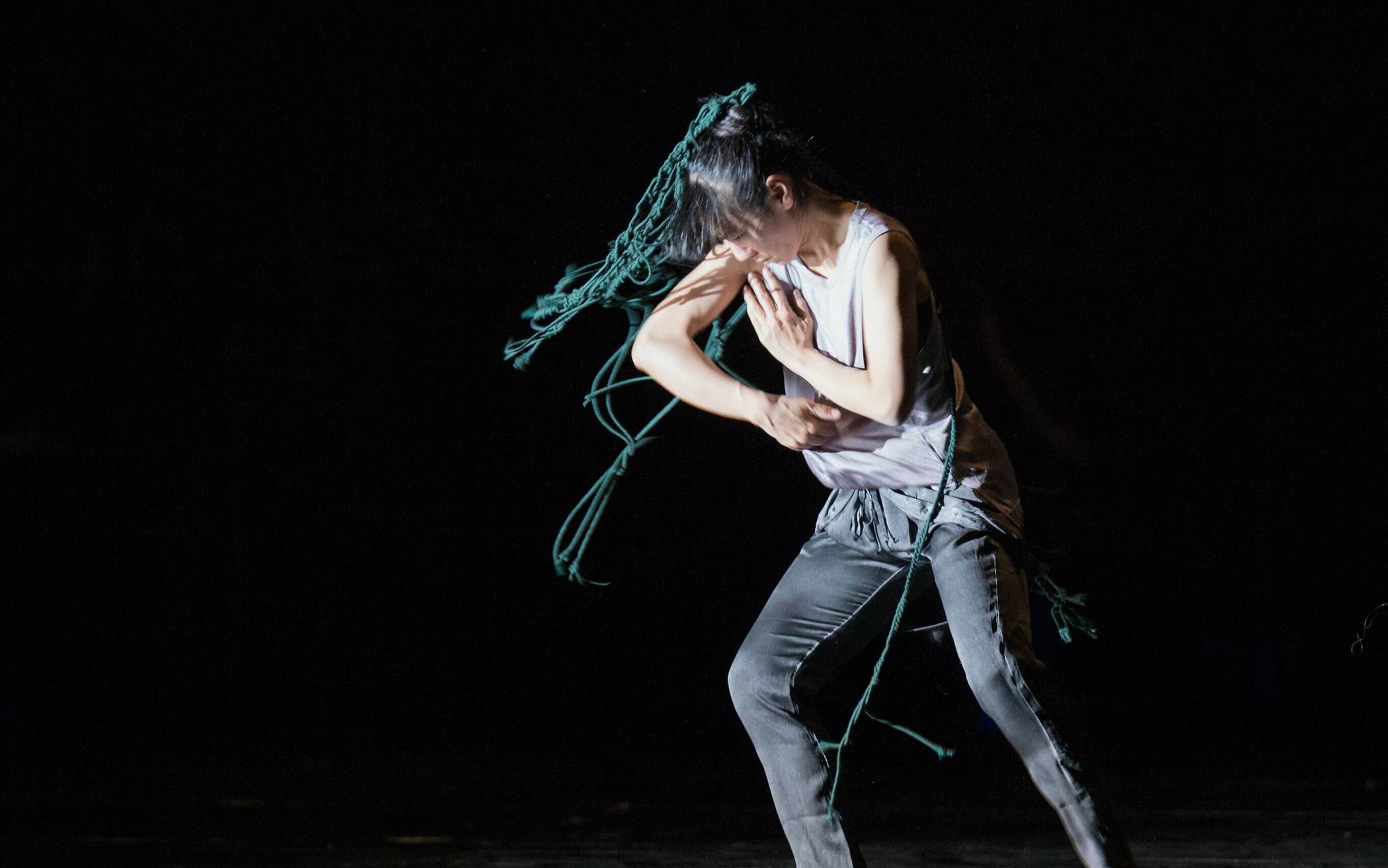  Tsai-Chin Yu während der Proben zu „Schlafende Frau“, einer Choreographie von Tanztheater-Ensemblemitglied Rainer Behr, die im Januar 2022 Premiere im Opernhaus hat.  