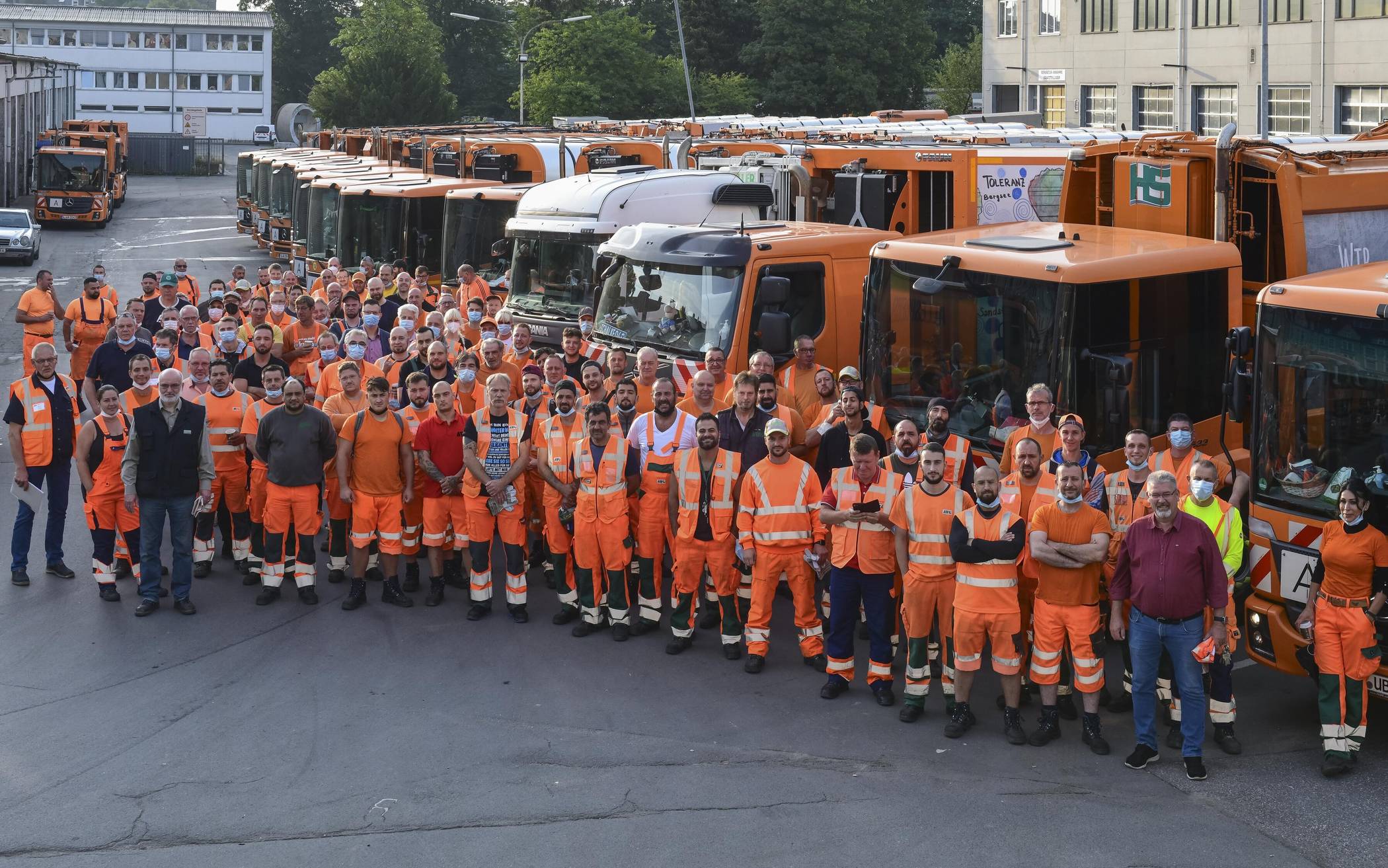 Mehr als 100 Müllwerker aus Wuppertal