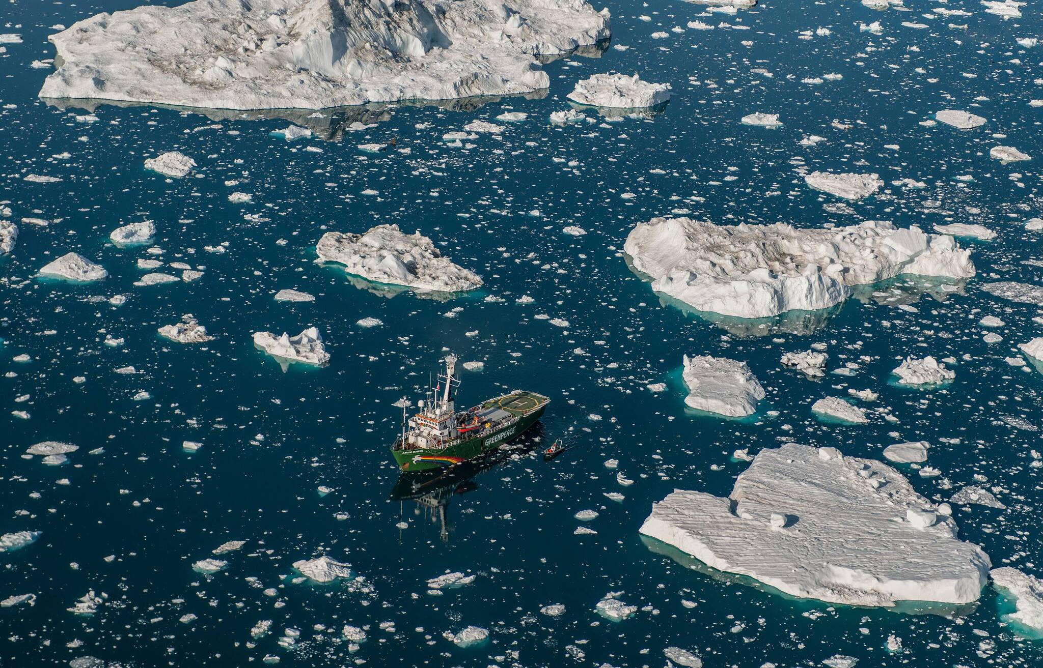 Ein Greenpeace-Schiff in der Arktis.