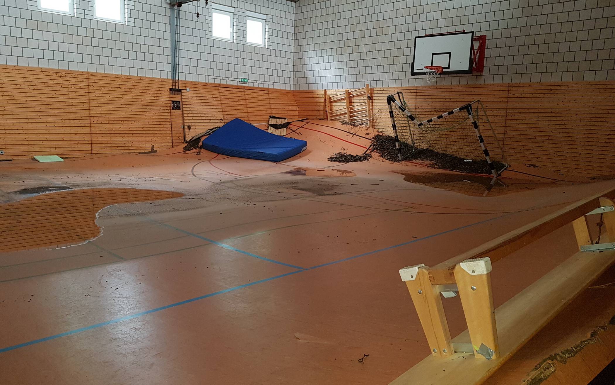  Der Boden in der Turnhalle des Schullandheims Urft wurde durch die Flut zerstört. 