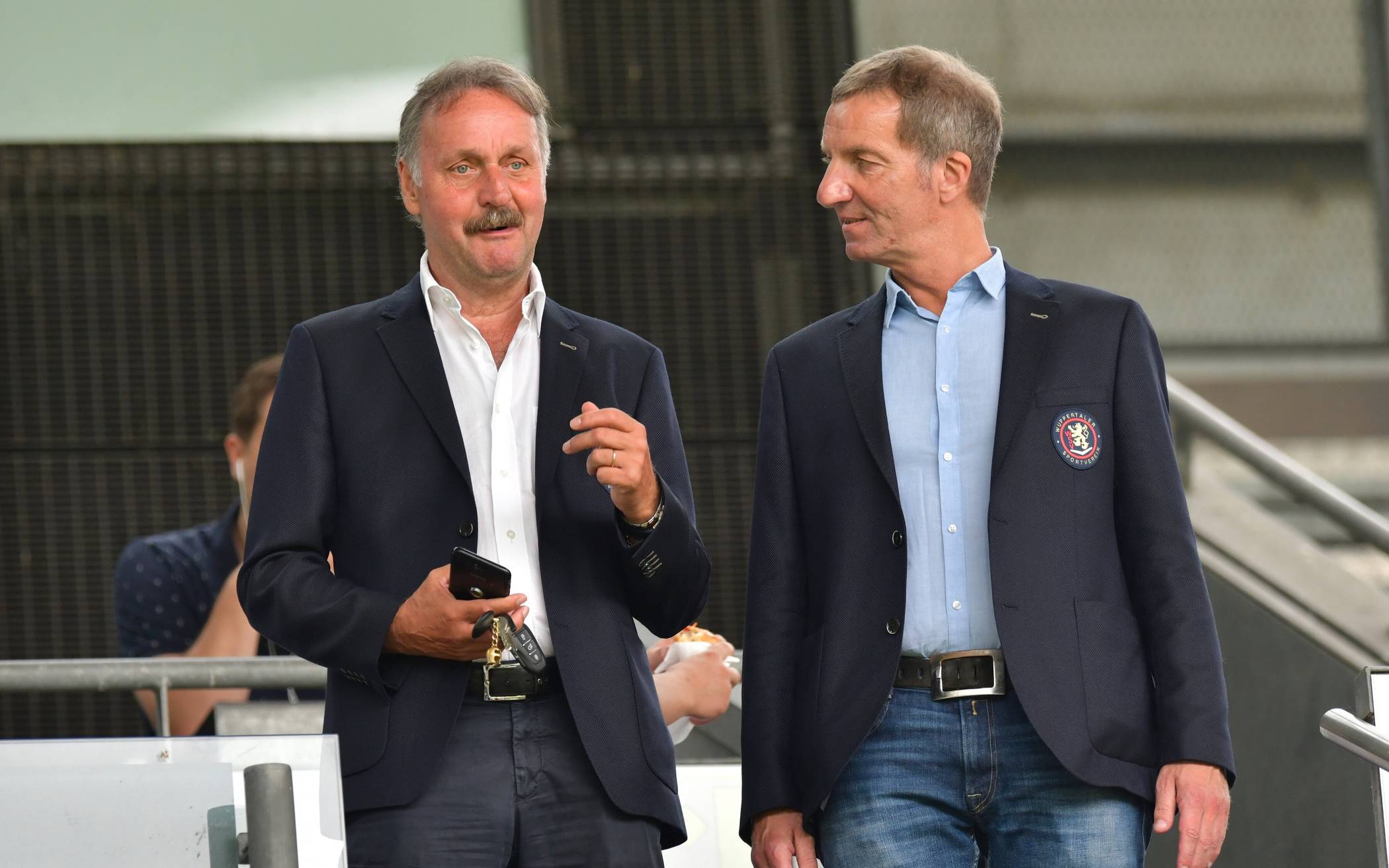  WSV-Vorstandsmitglied Peter Neururer (li., mit Thomas Richter) freut sich besonders auf das Spiel: Er war einst Trainer der Bochumer. 