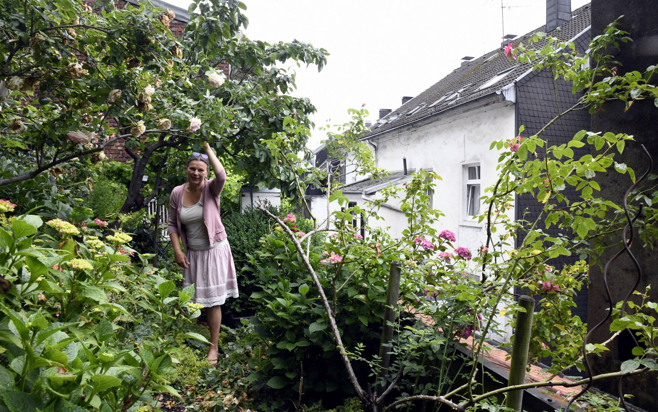 Jeanette Diermann in ihrem Garten in