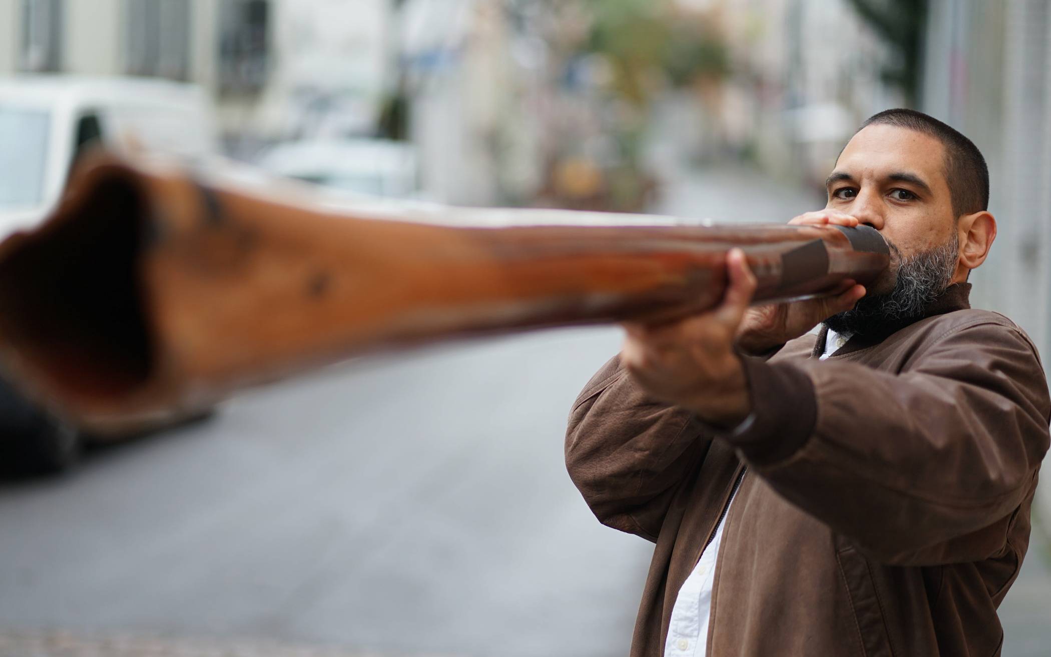  Didgeridoo-Spieler Marvin Dillmann in Aktion. 